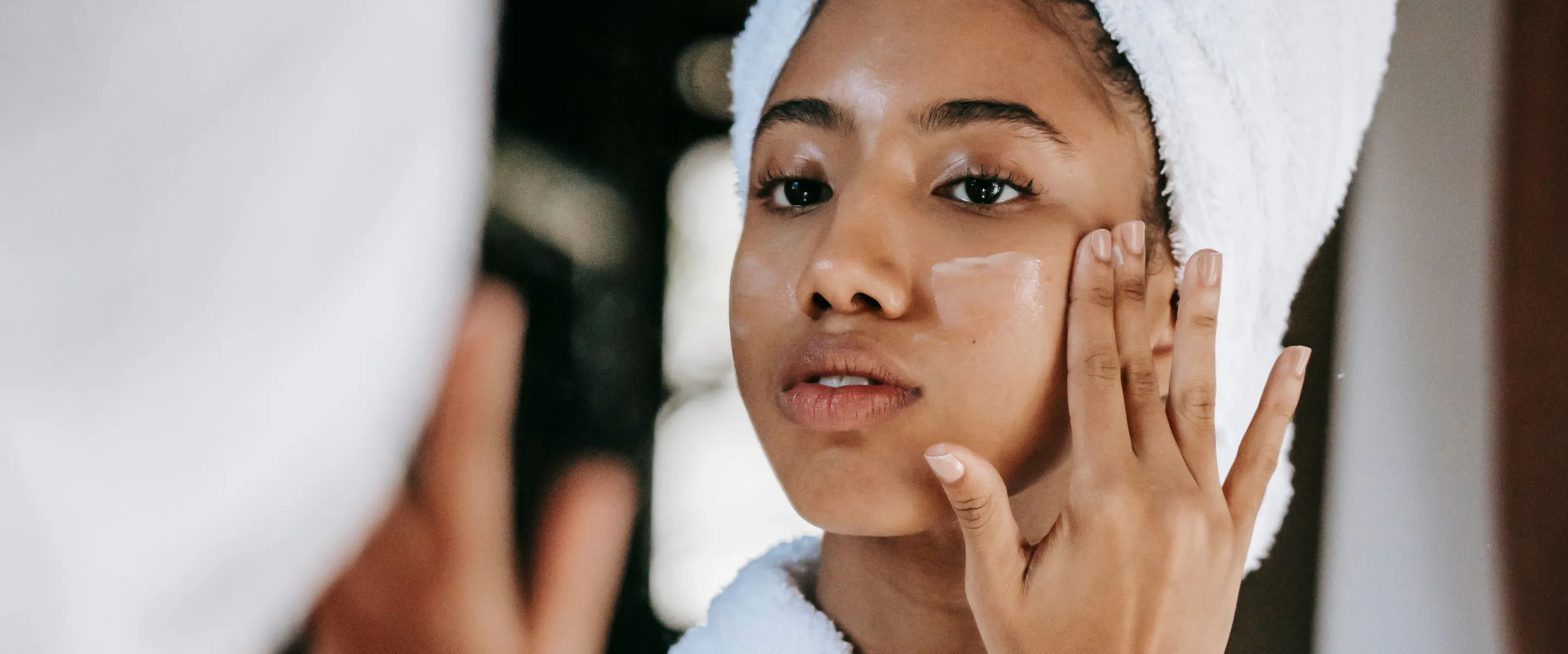 Les actifs skincare à éviter en été : ce qui rend vraiment la peau plus sensible au soleil
