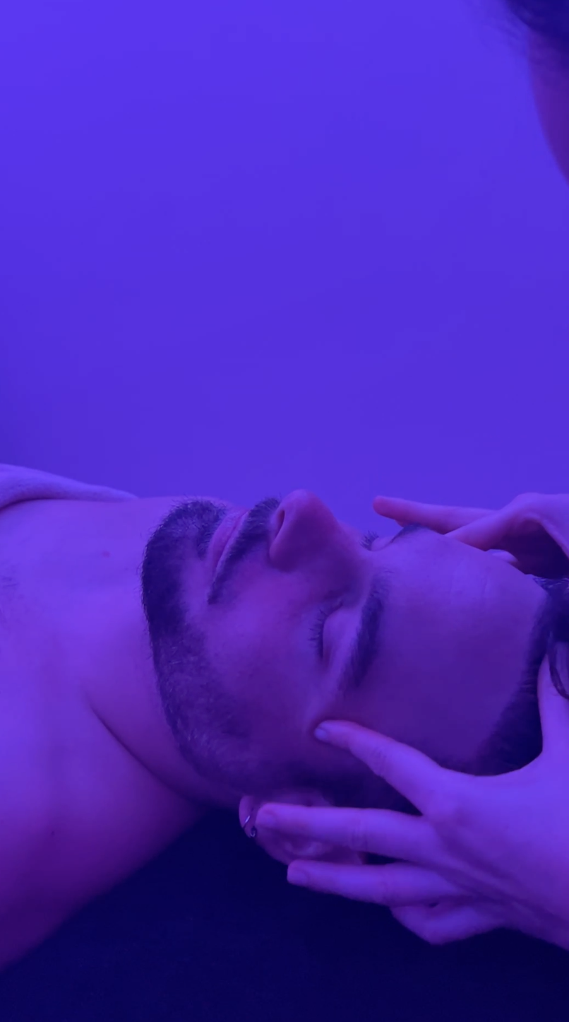 Le soin massage signature en 3 temps, complet et sur mesure de Maison Yokō qui cajole, stimule et remet en tension le visage.