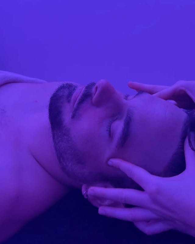 Le soin massage signature en 3 temps, complet et sur mesure de Maison Yokō qui cajole, stimule et remet en tension le visage.