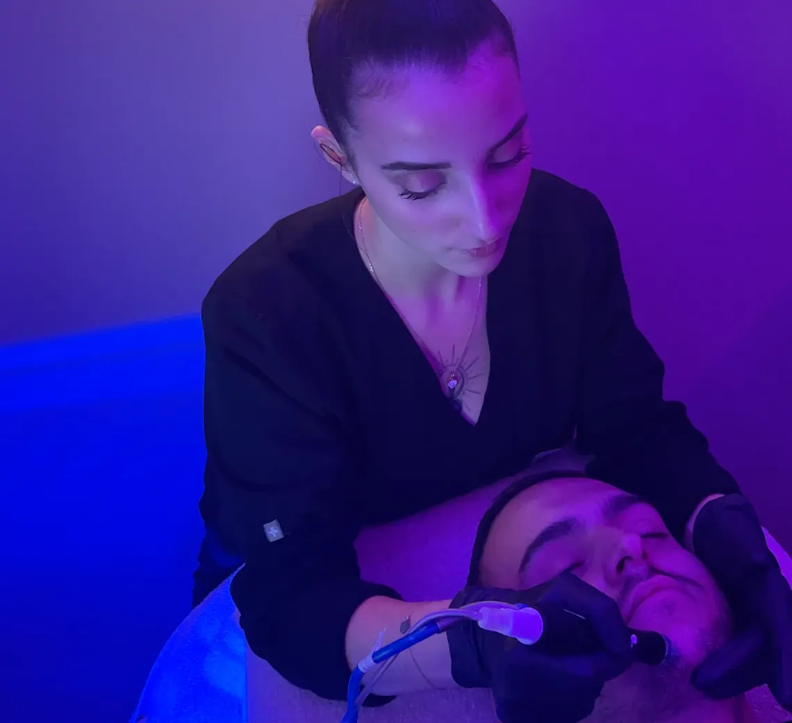 Soin HydraFacial, sur un homme, pratiqué au Centre Maison Yoko à Lyon