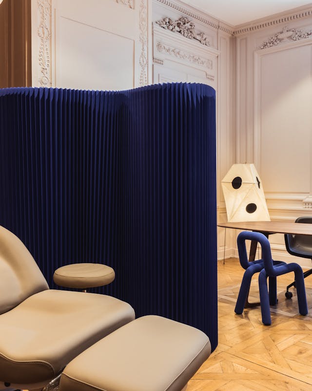 Séance d'injection de botox sur le front, sur un patient du centre de médecine esthétique Maison Yoko à Lyon.