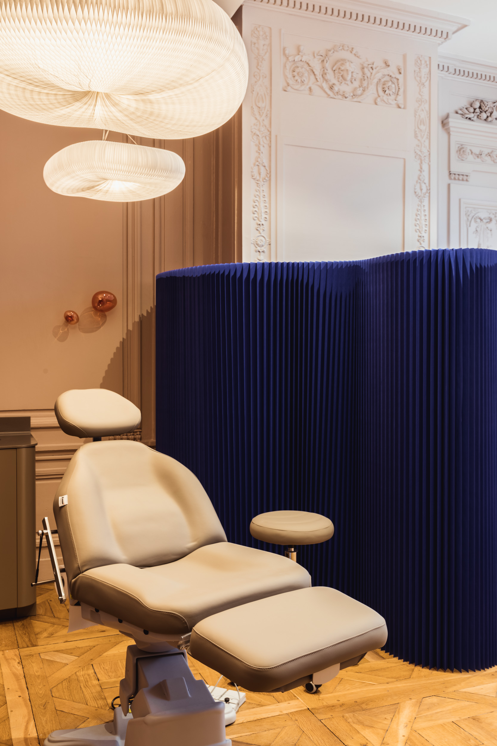 Séance d'épilation définitive de la zone du visage chez Maison Yoko pour les hommes et les femmes.