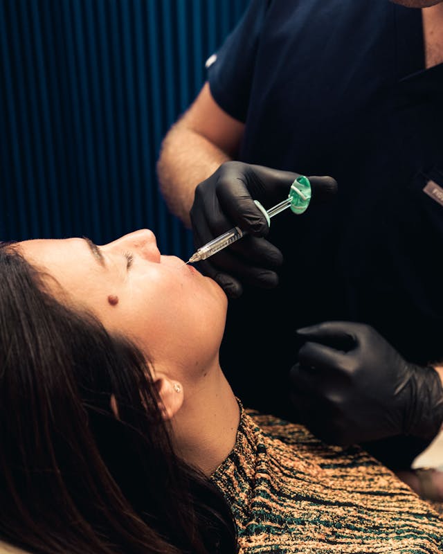 L'injection d'acide hyaluronique permet de rééquilibrer & restaurer les volumes pour un visage plus radieux. Consultez un médecin esthétique à Lyon.