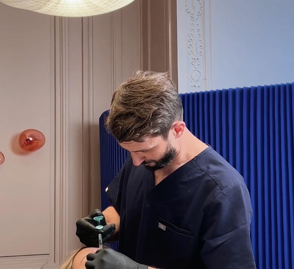 Injections anti-ride dans les sillon, avec de l'acide hyaluronique, réalisées chez Maison Yoko à Lyon par le Dr. Mertens