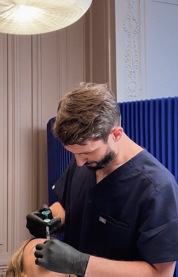 Les injections d'acide hyaluronique réalisées par nos experts Maison Yoko pour atténuer les rides et ridules et restaurer les volumes du visage