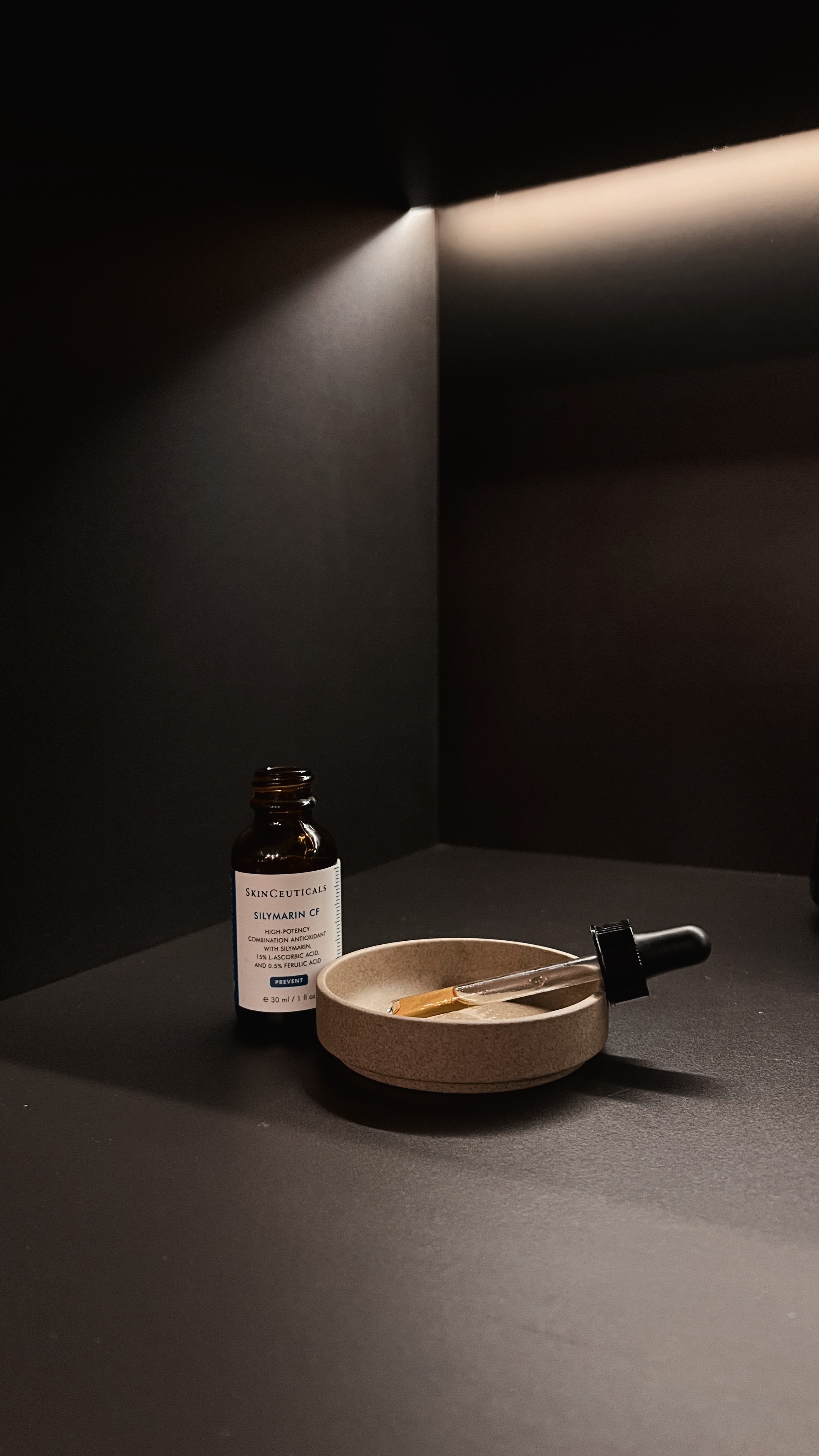 Anais, experte skin care chez Maison Yoko, nous explique l'importance d'utiliser un sérum anti-oxydant sur le visage