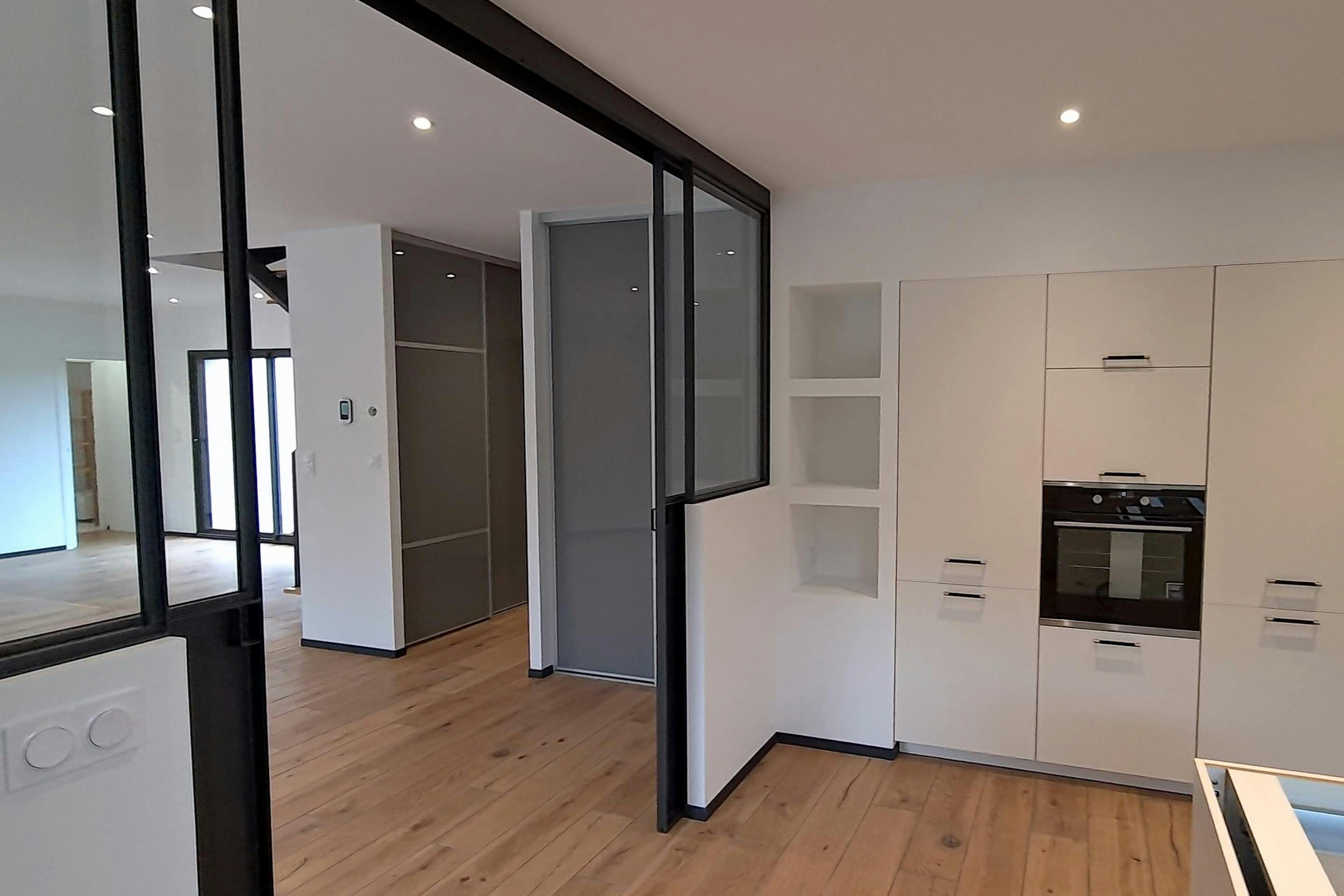 Cuisine et aménagement intérieur blanc et moderne