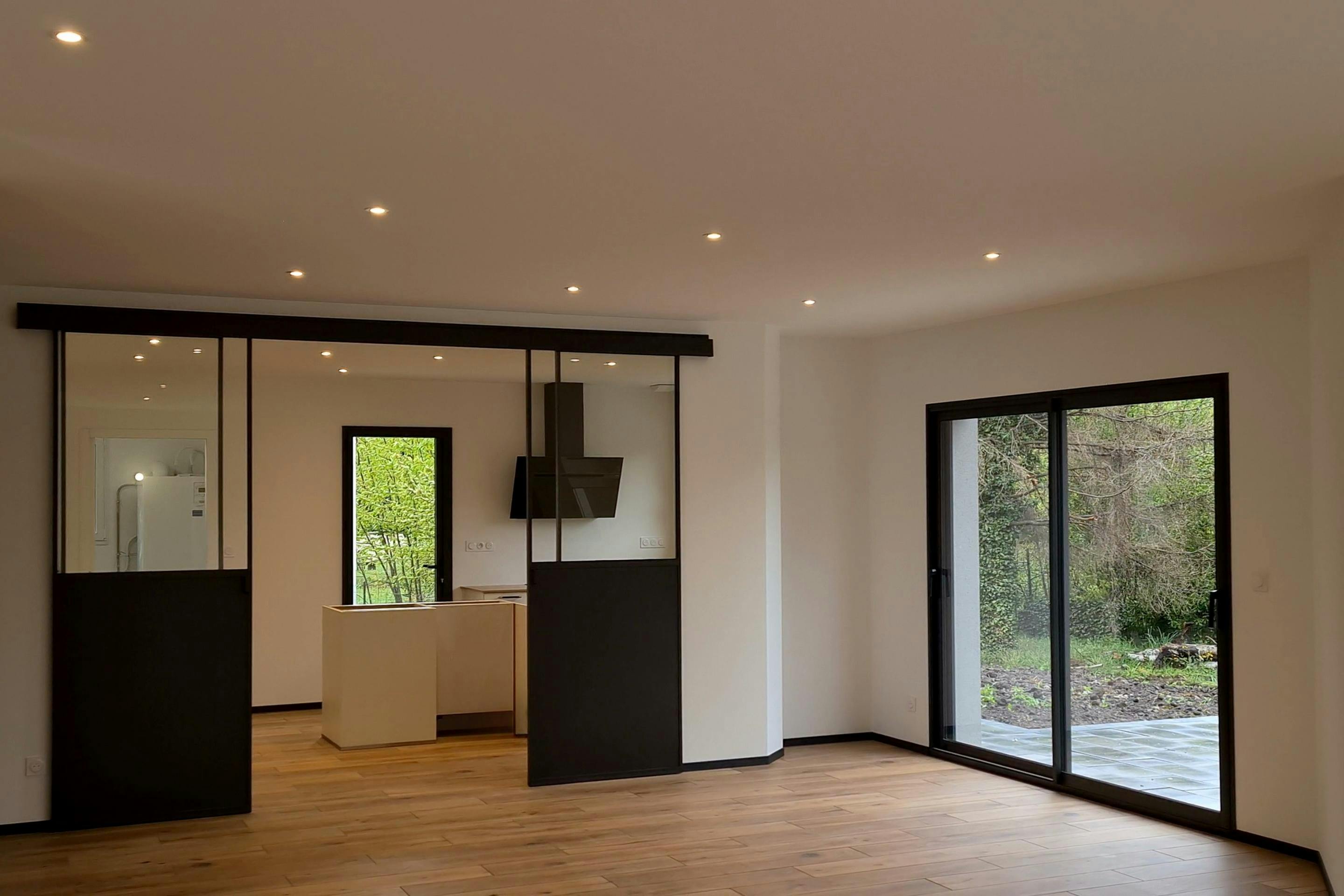 Espace de vie lumineux avec verrière