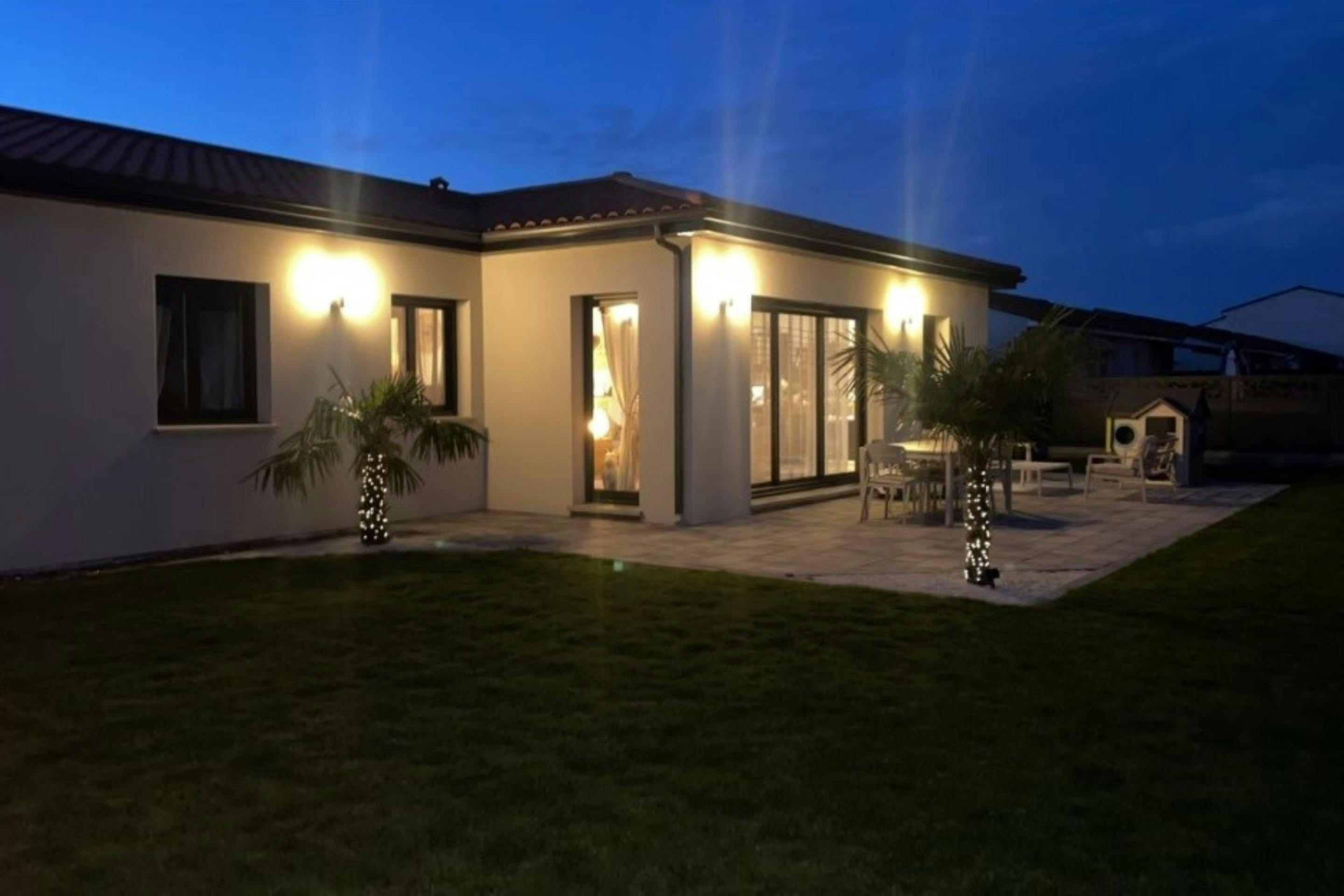 Façade et extérieur de nuit illuminé maison plein pied dans le Puy de Dômes