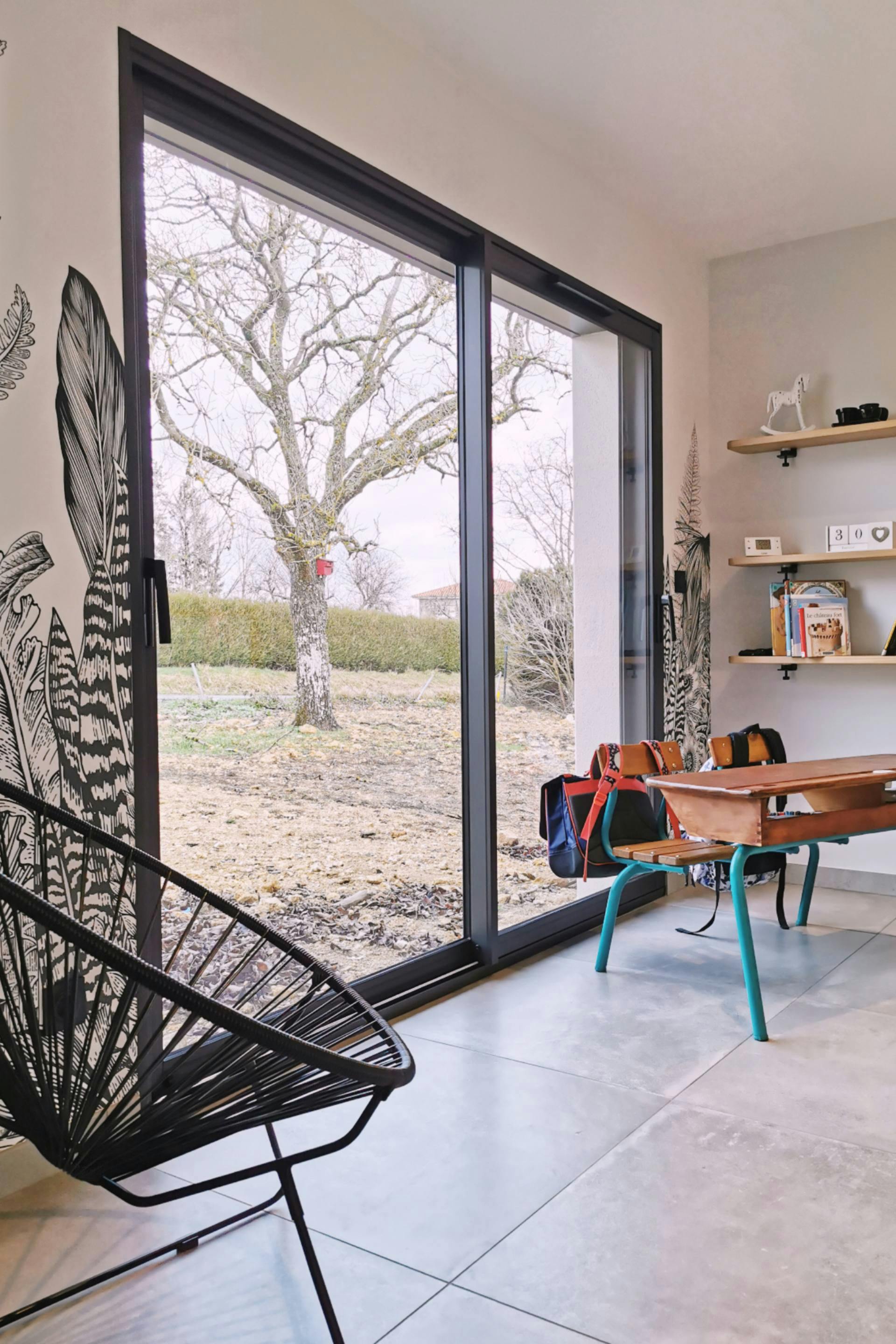 Salle de jeux en rez de jardin avec baie vitrée