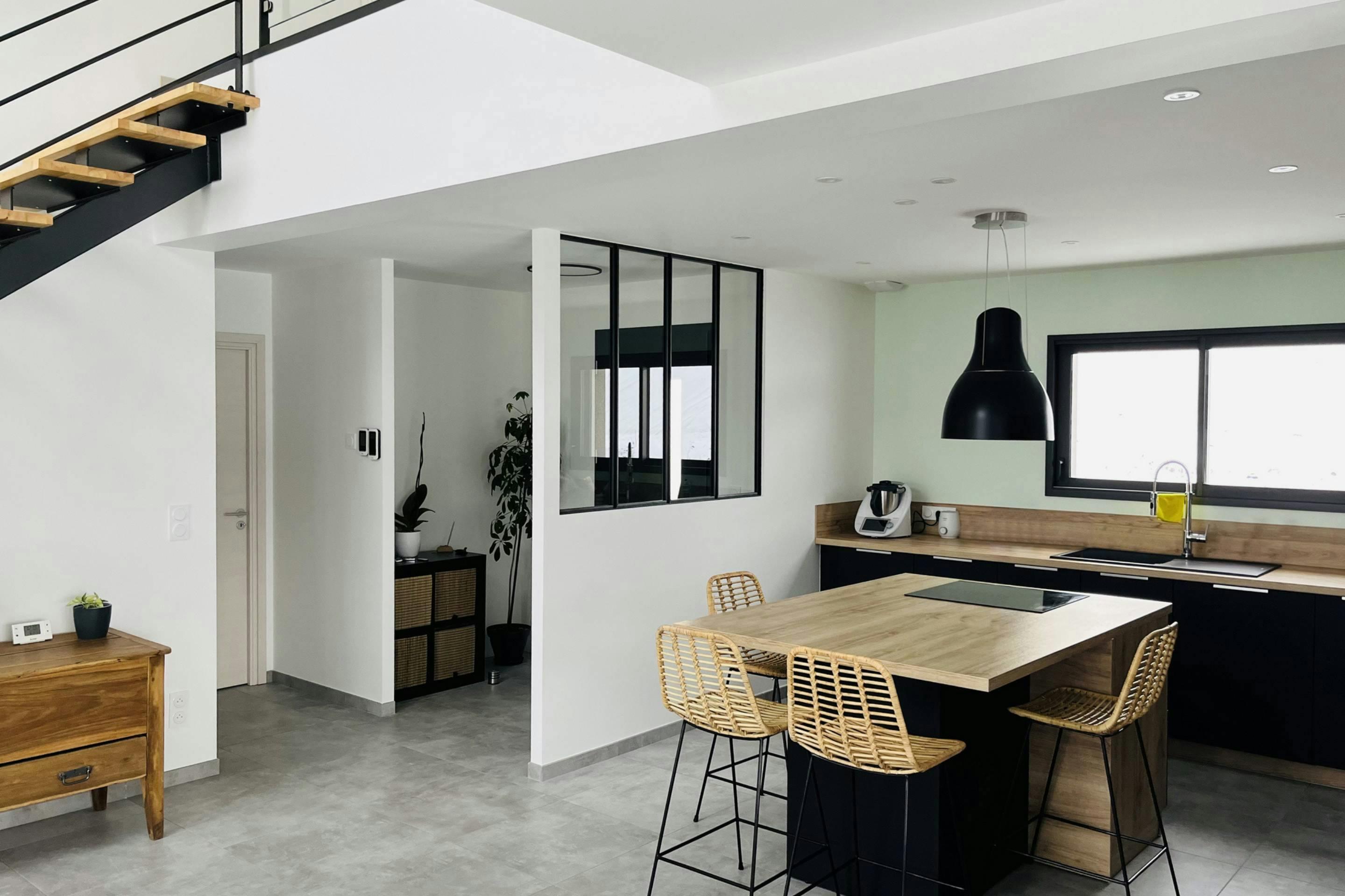 Vue sur l'entrée et la cuisine ouverte