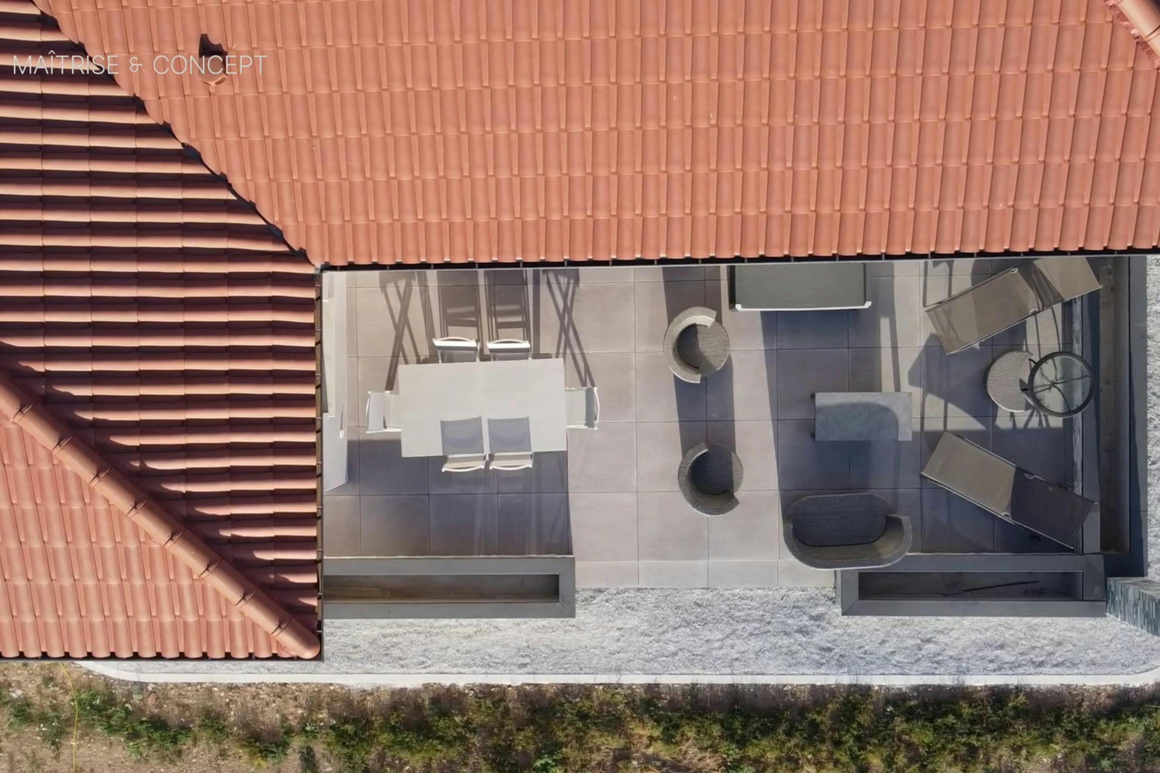 maison contemporaine de plain pied proche de vichy vue drone terrasse et toiture tuiles rouges