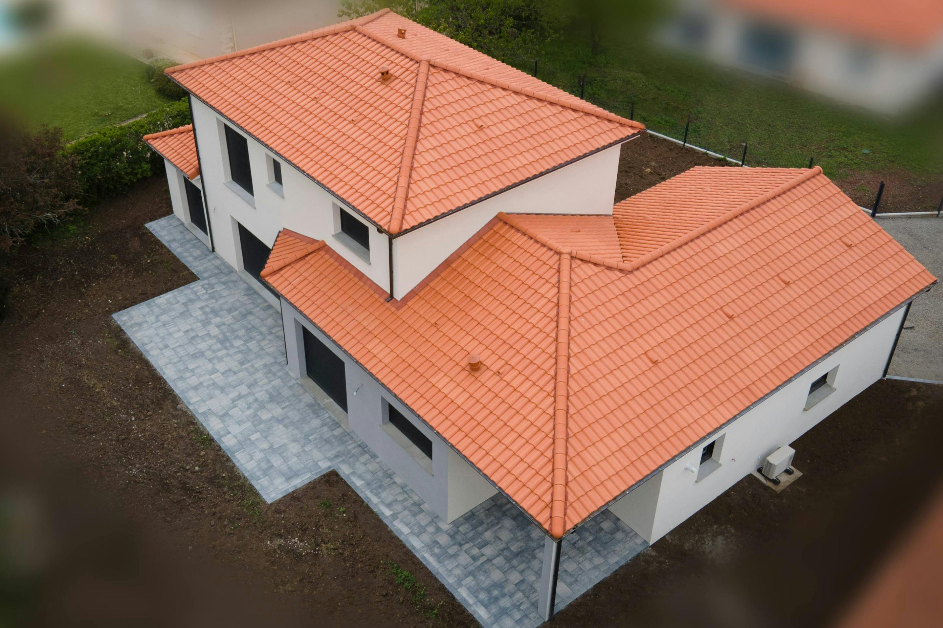 Maison à étage toit tuiles rouges par maitrise et concept