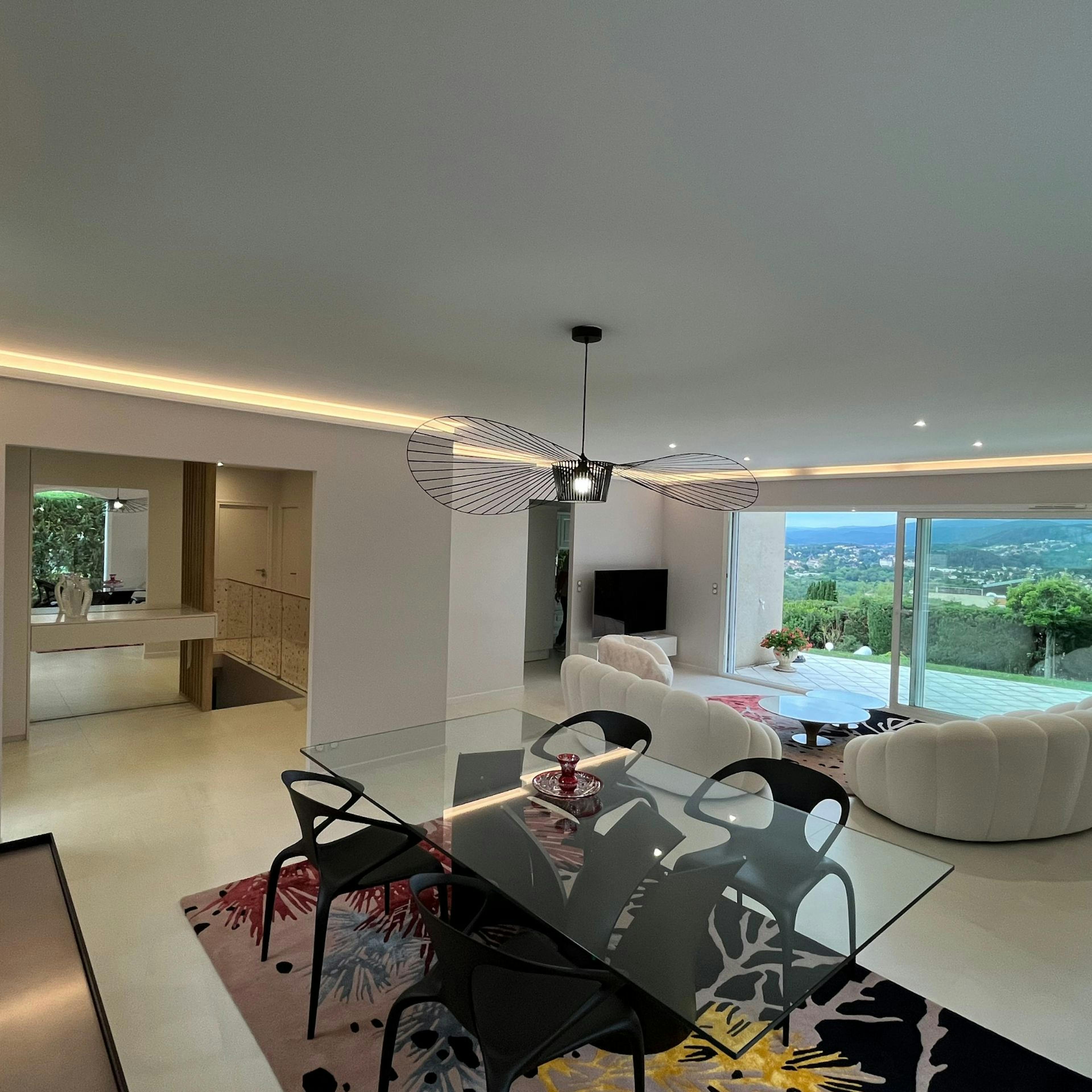 Salon complétement rénové avec modernité et élégance