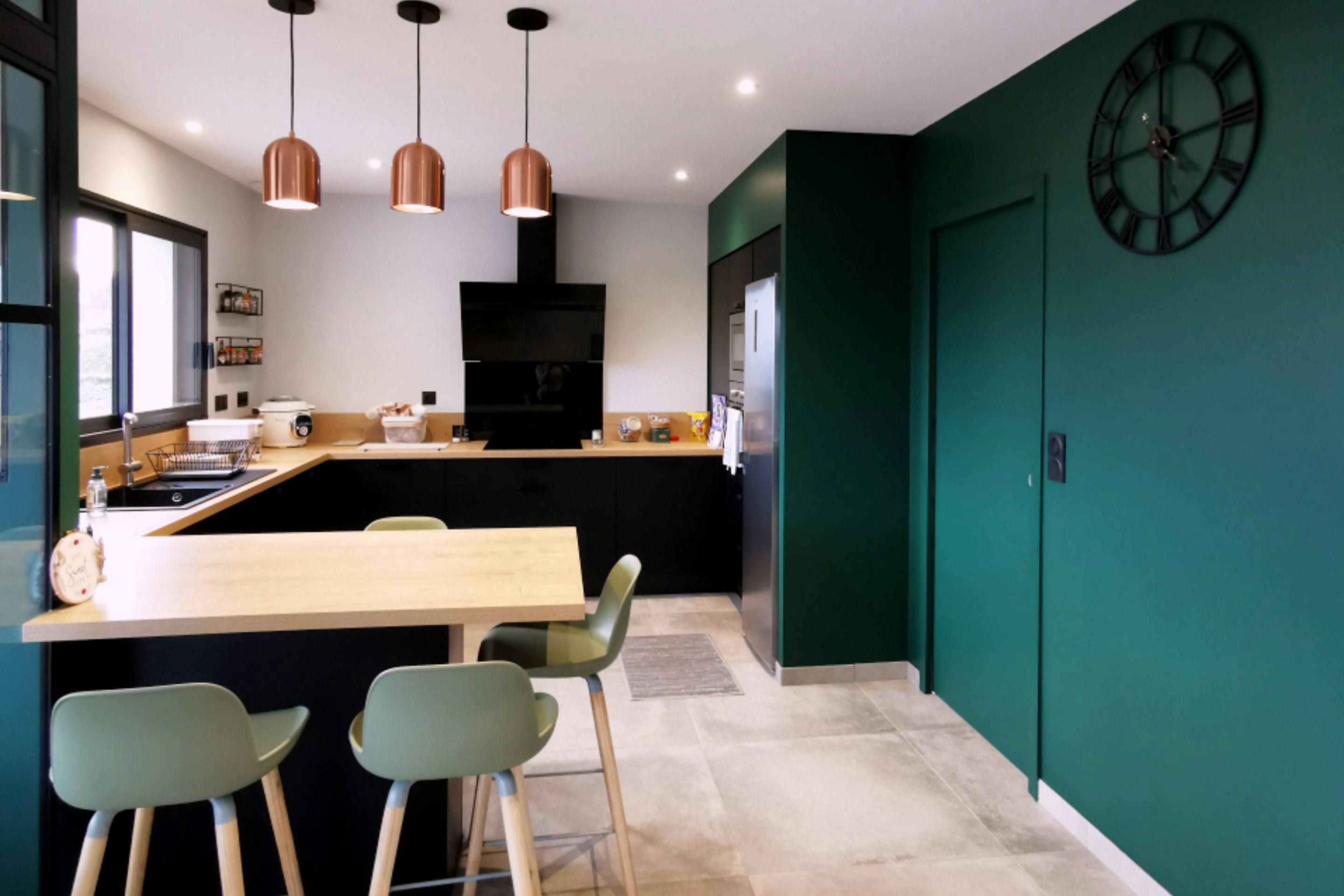 Maison contemporaine dans l'allier - cuisine noir-vert et bois