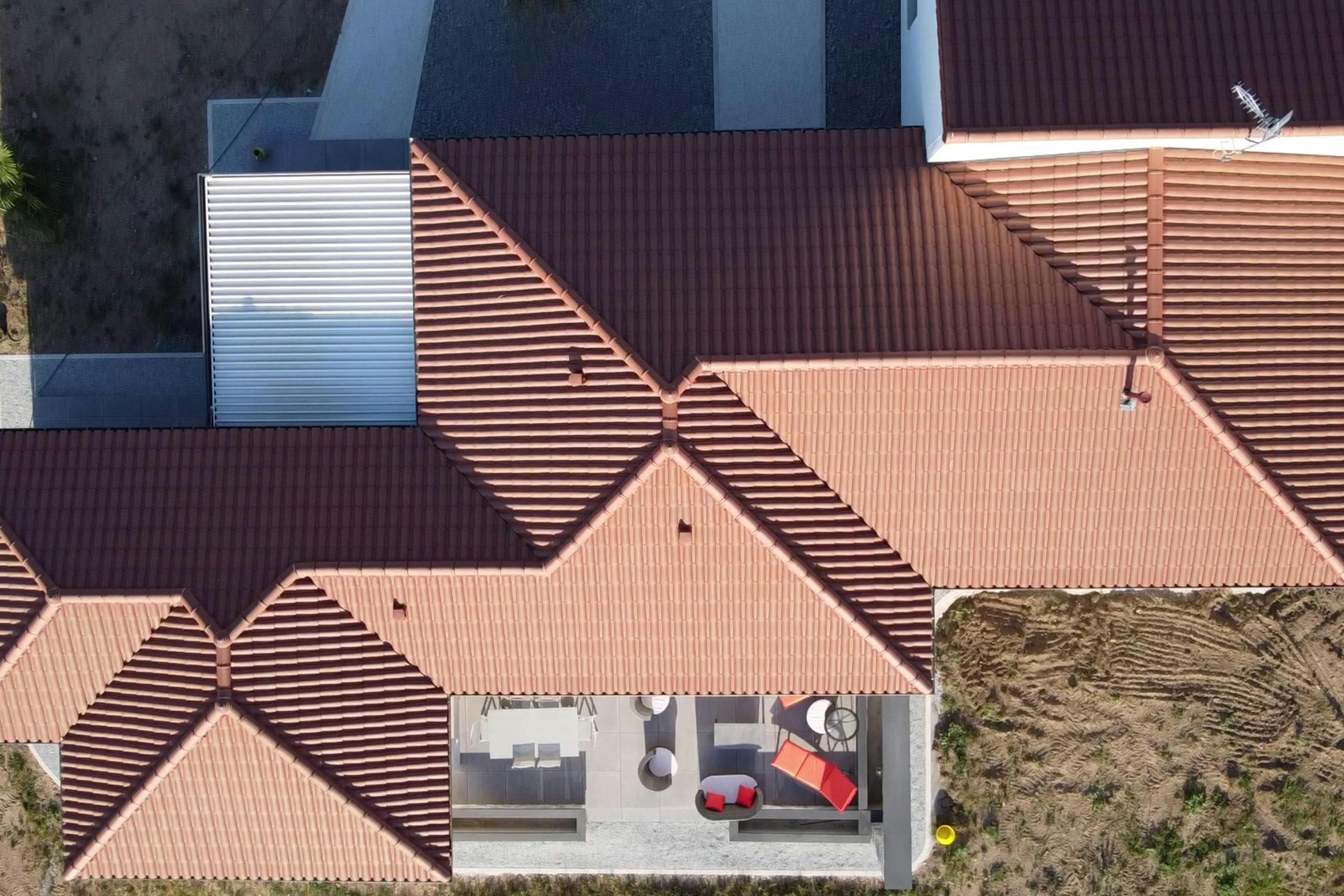 maison contemporaine de plain pied proche de vichy vue drone terrasse et toiture et allée