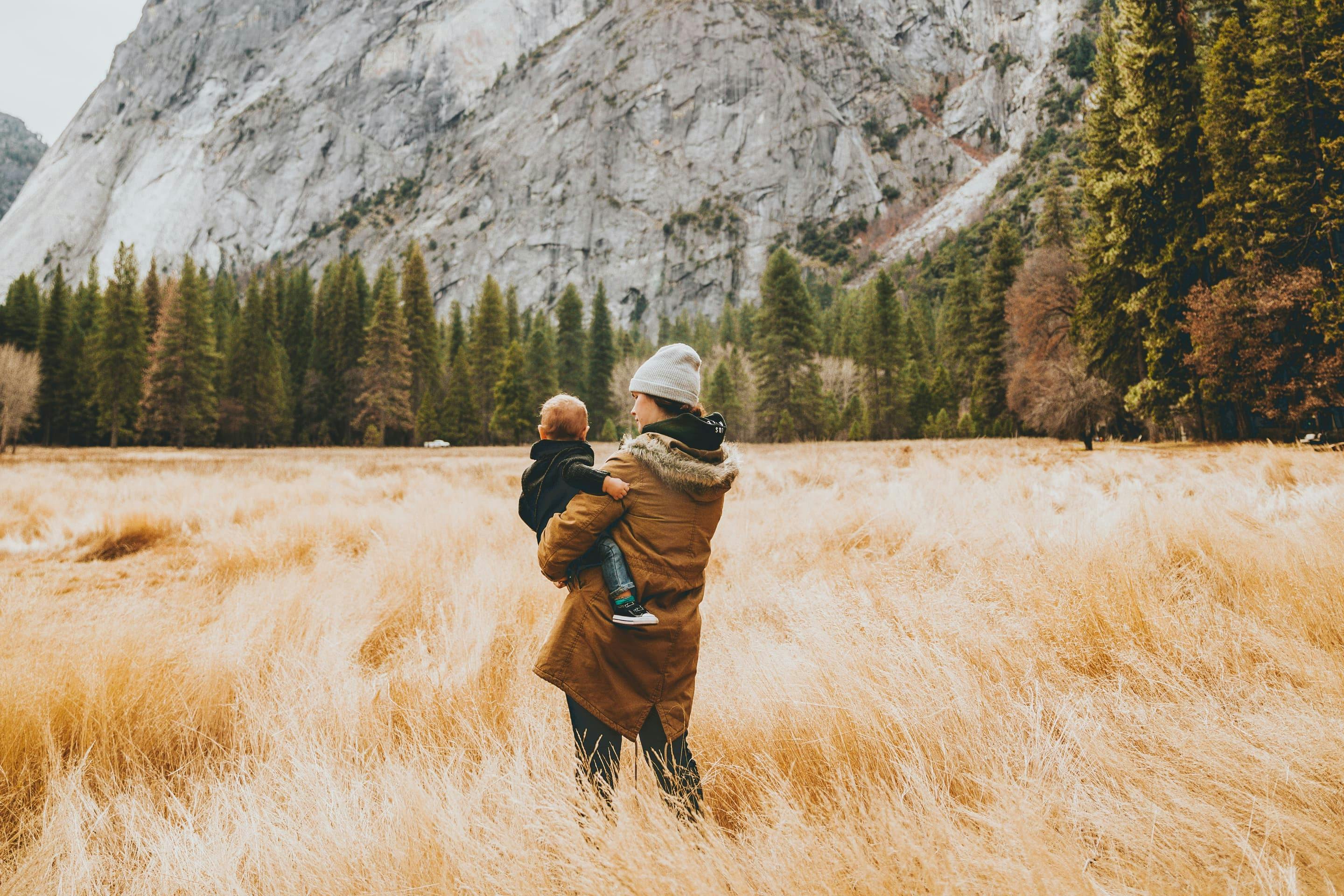 Une jeune femme et son fils sur leur nouveau terrain