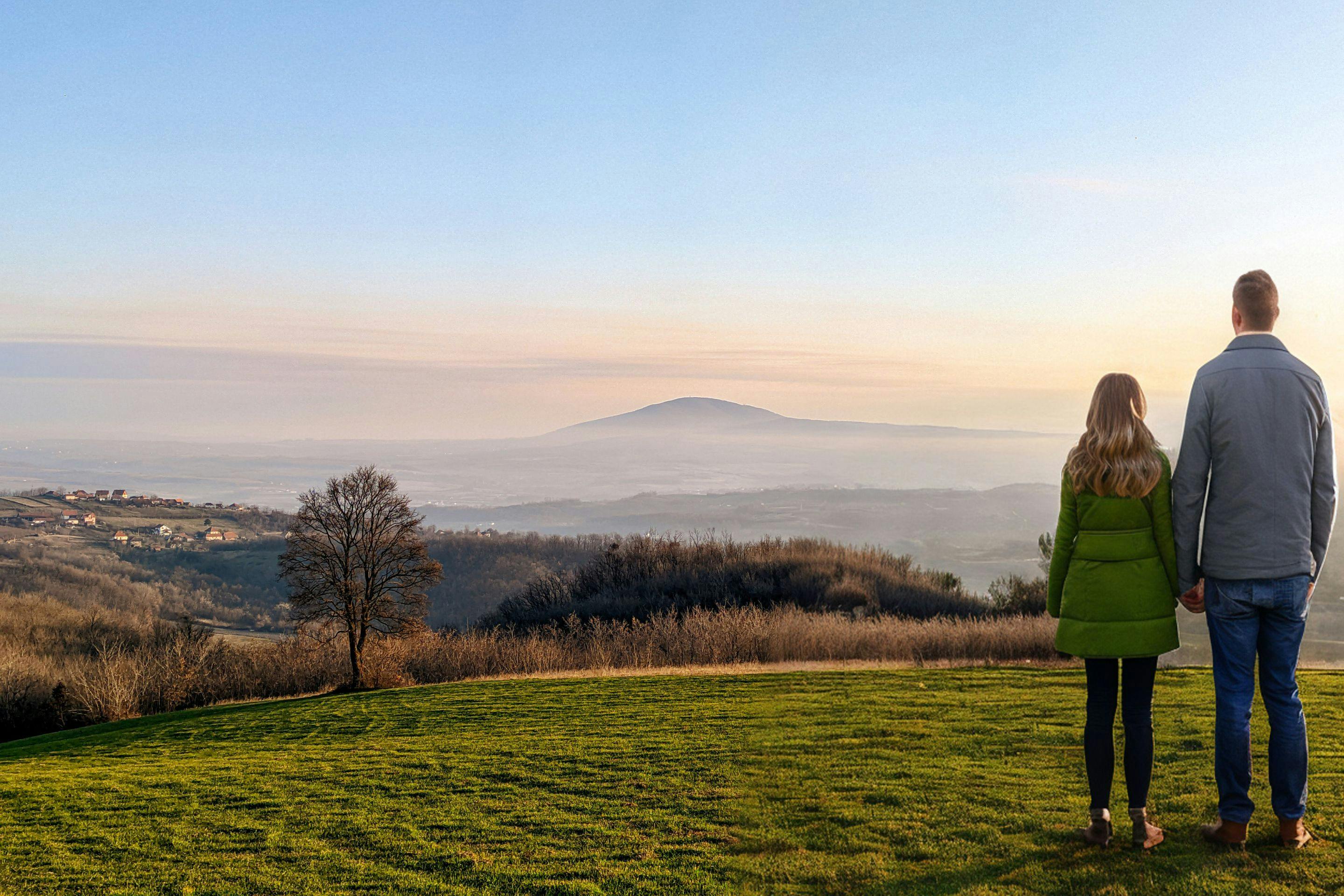 Couple regardant la vue de son futur terrain en vue d'une construction Maitrise et Concept