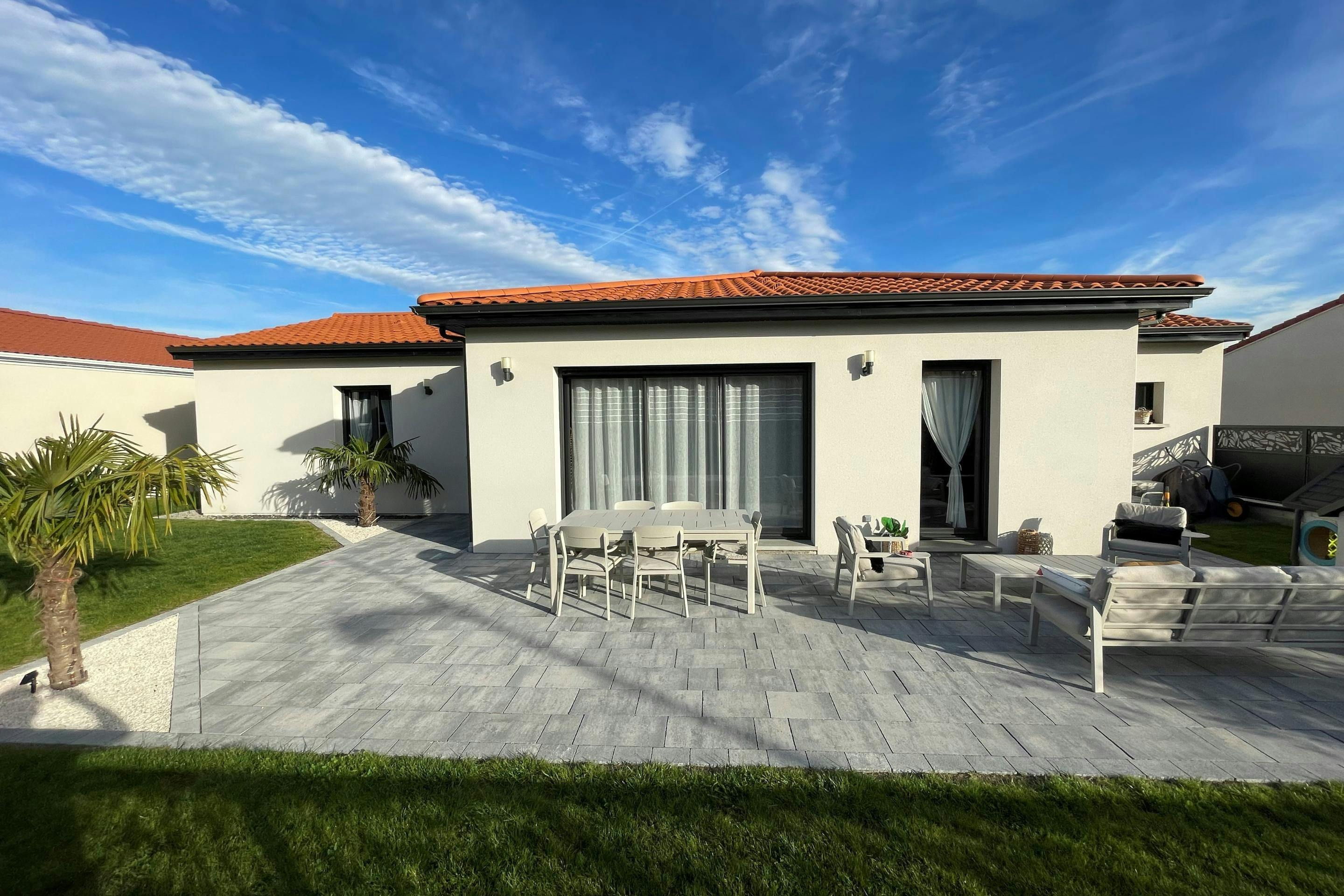 Terrasse et maison plein pied réalisé par Maitrise et Concept