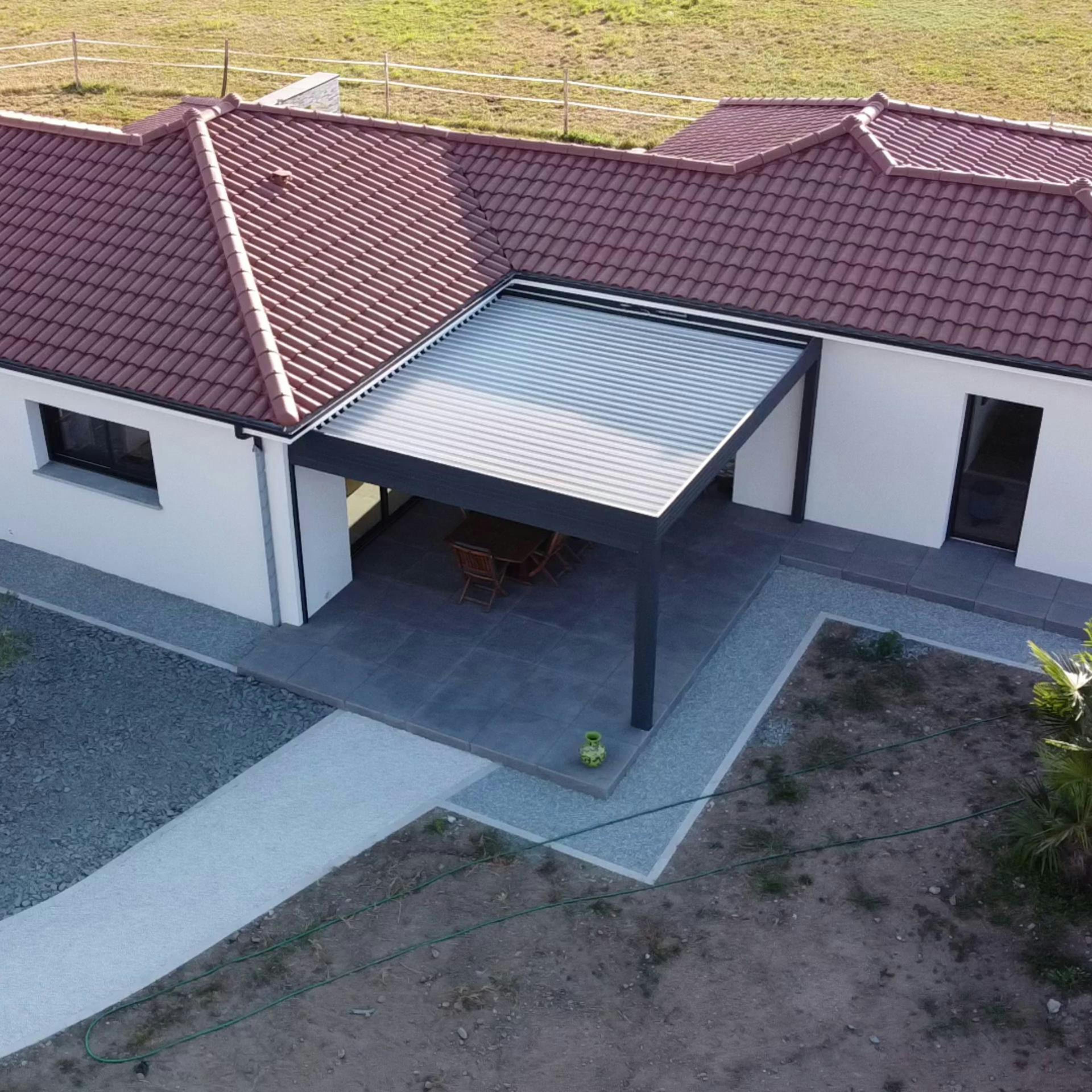 maison contemporaine de plain pied proche de vichy vue face sur la pergola et le mur de parement