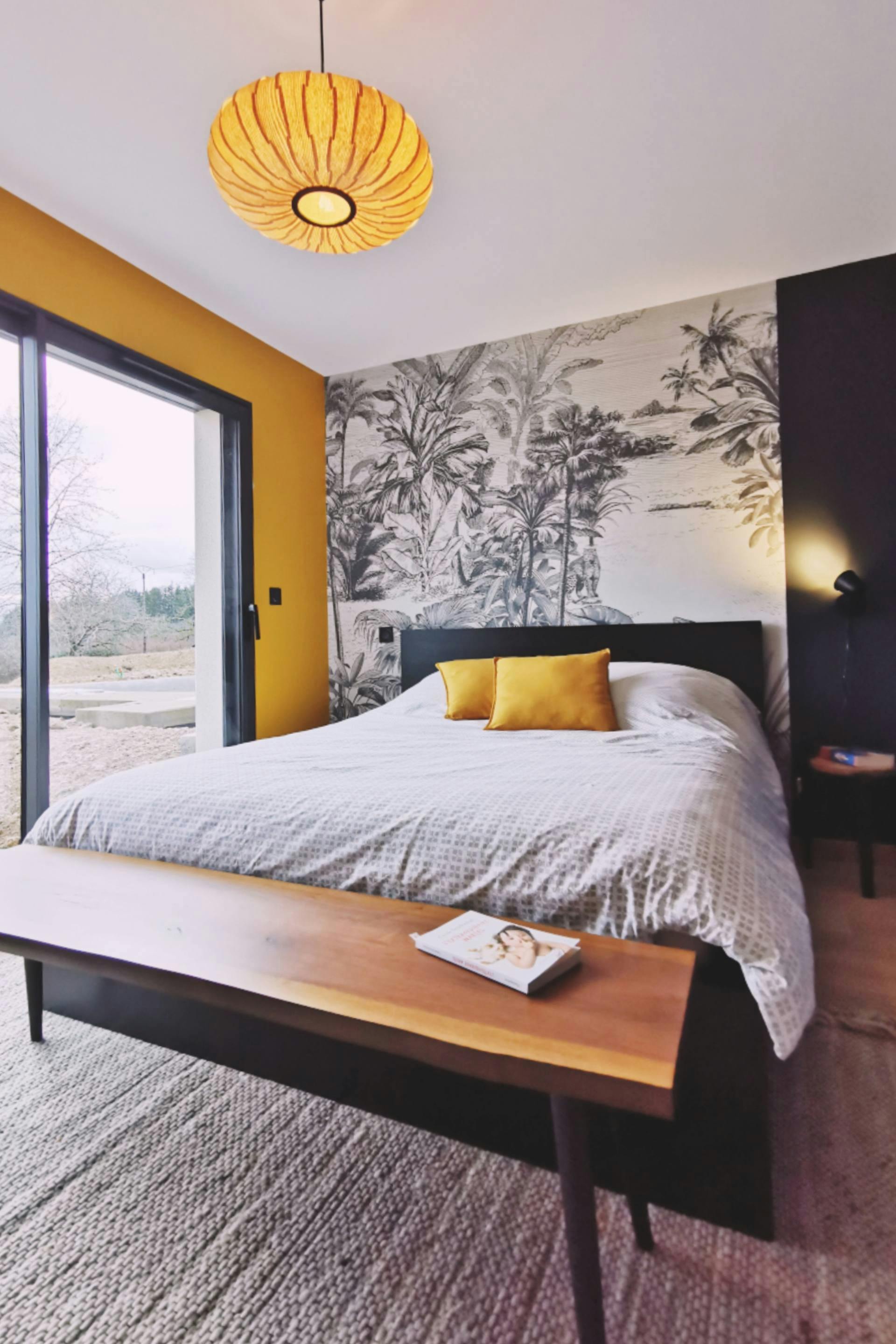 Chambre lumineuse avec vue