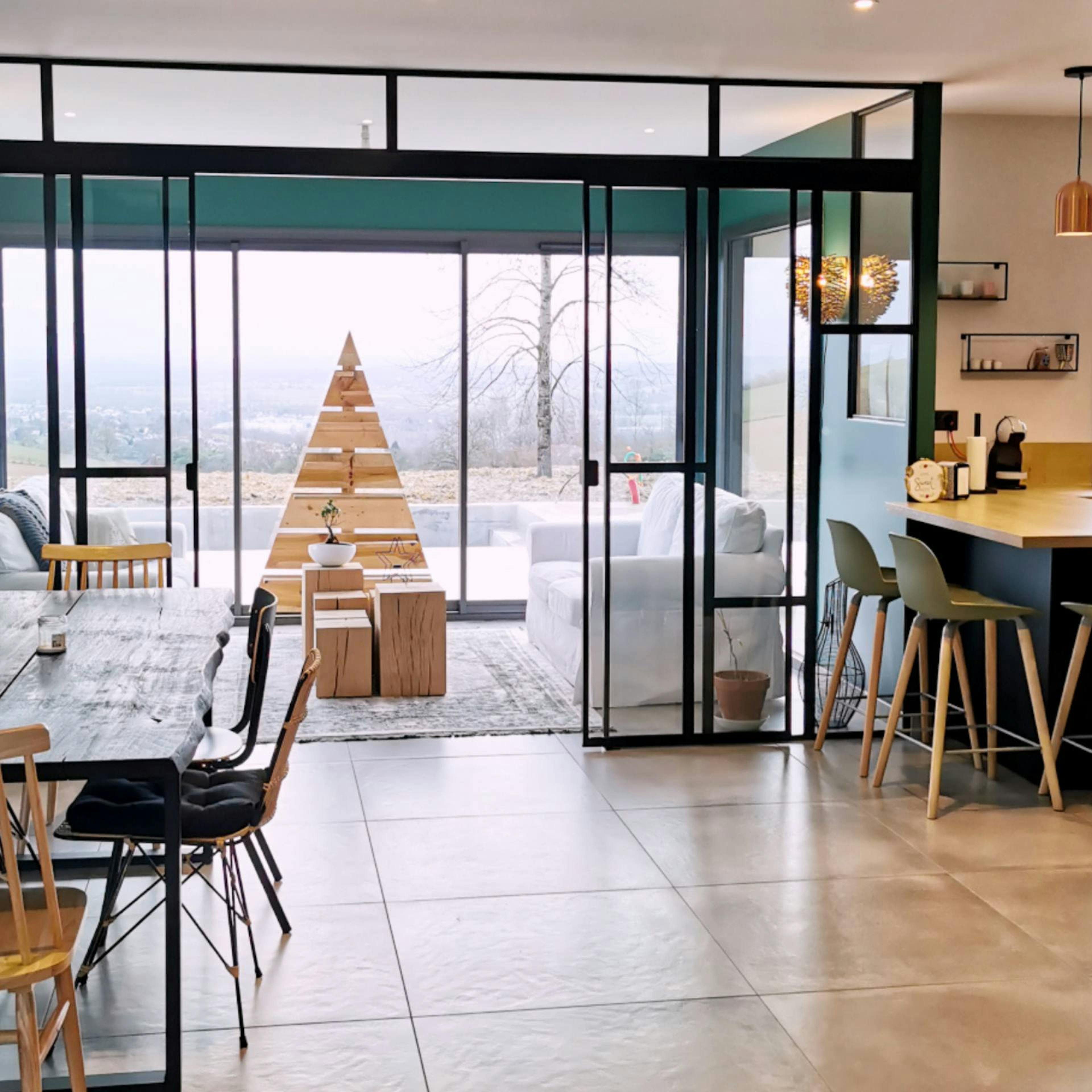 Salon lumineux avec verrière