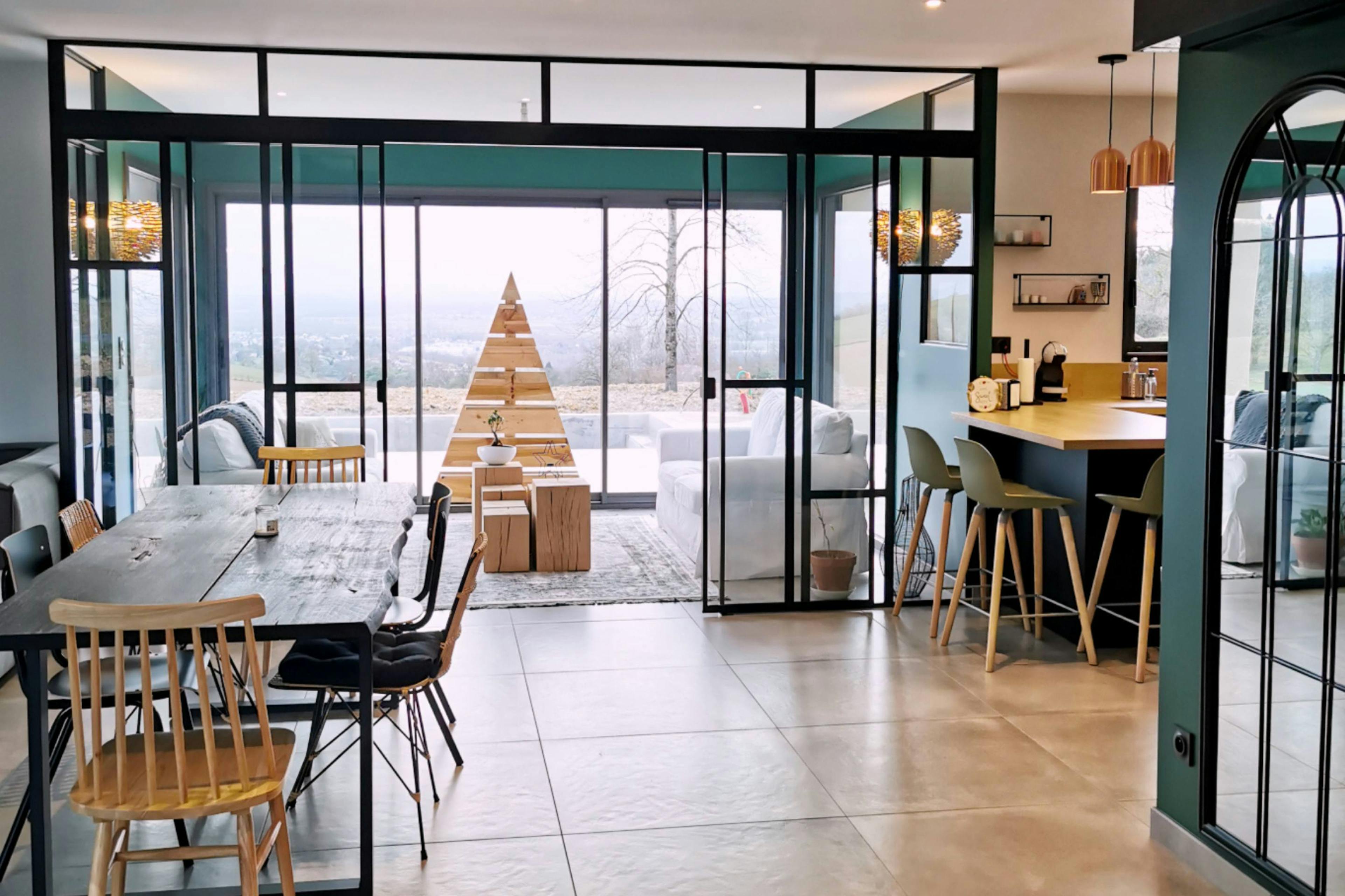 Maison contemporaine dans l'allier - vue sur la verrière salon