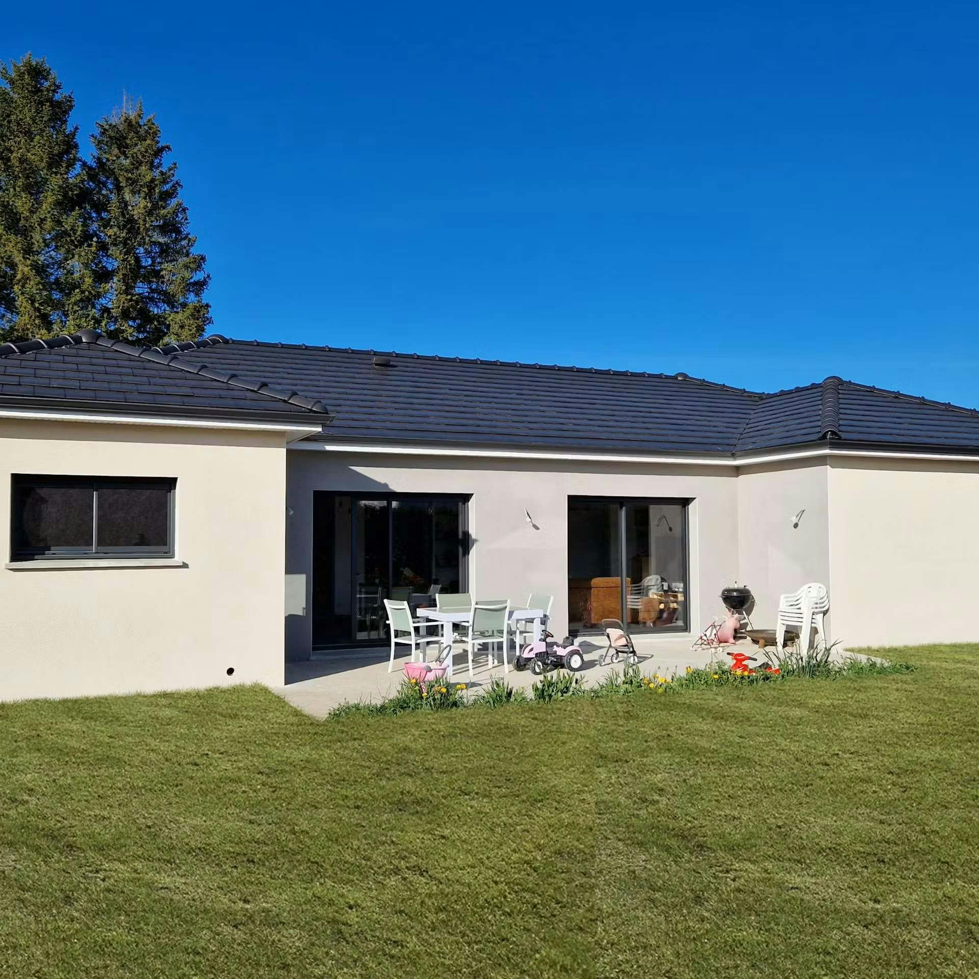 Façade et terrasse pour maison plein pied à Olby réalisé par Maitrise et Concept