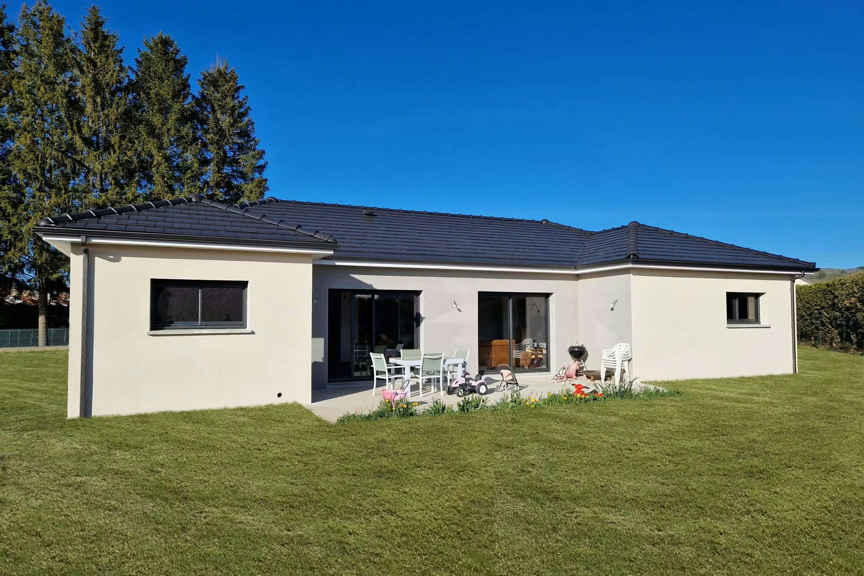 Façade et terrasse pour maison plein pied à Olby réalisé par Maitrise et Concept