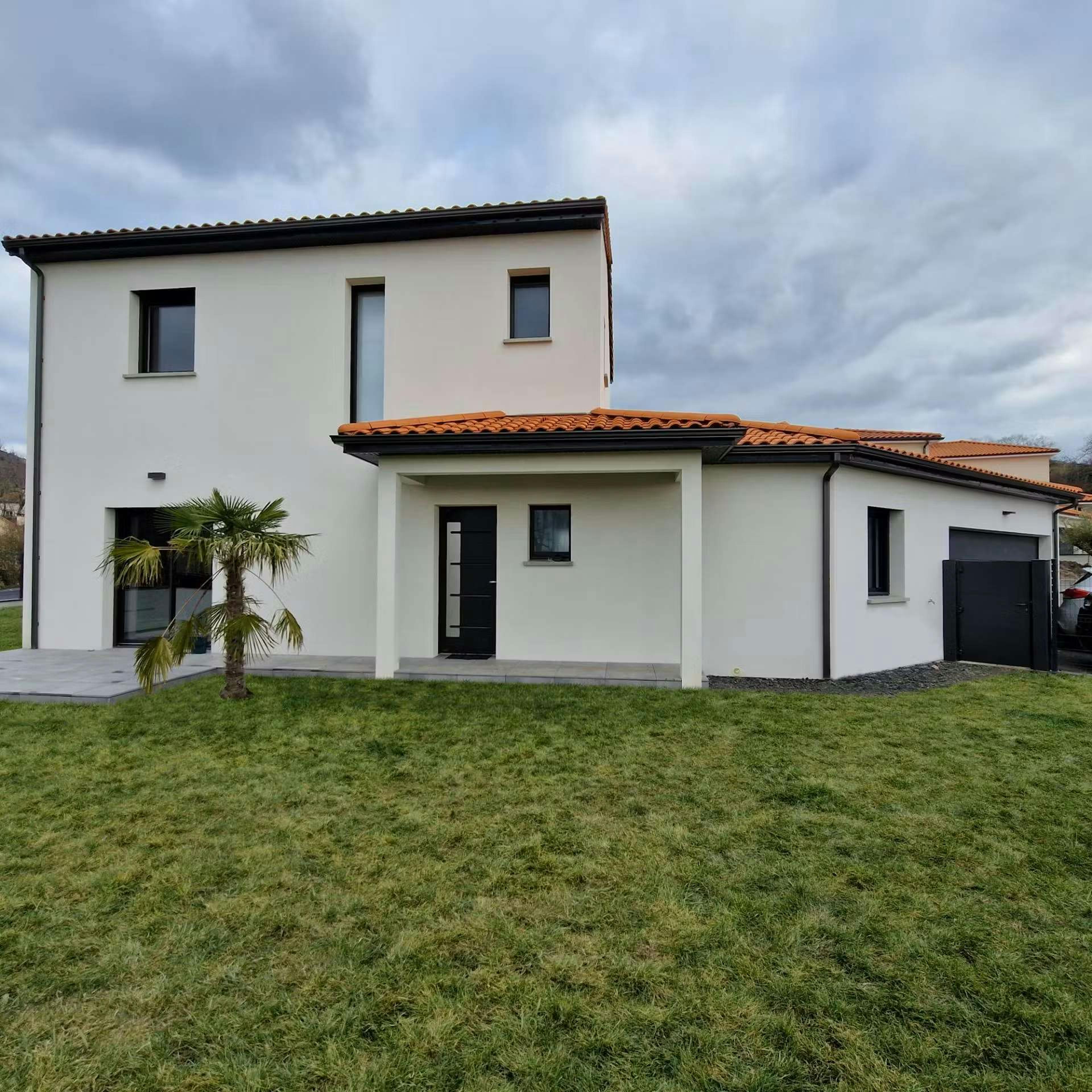 Maison à étage avec terrain aménagé et terrasse dans la commune de Mur sur Allier