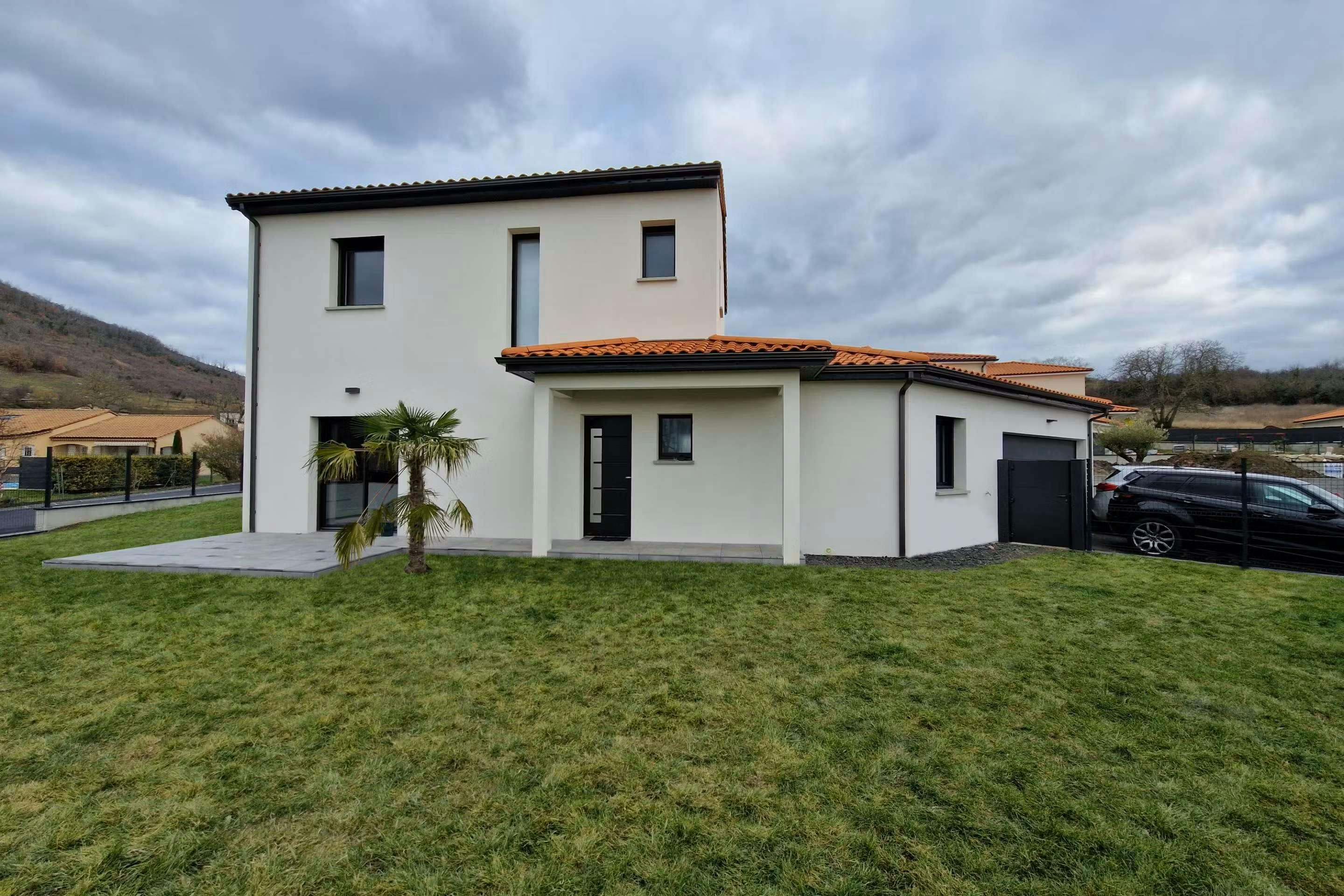 Maison à étage avec terrain aménagé et terrasse dans la commune de Mur sur Allier