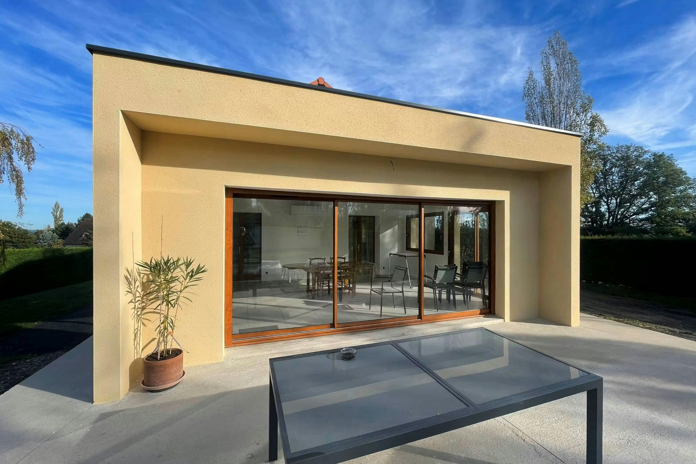 Agrandissement - extension à Domérat - pièce de vie et terrasse - large baie vitrée