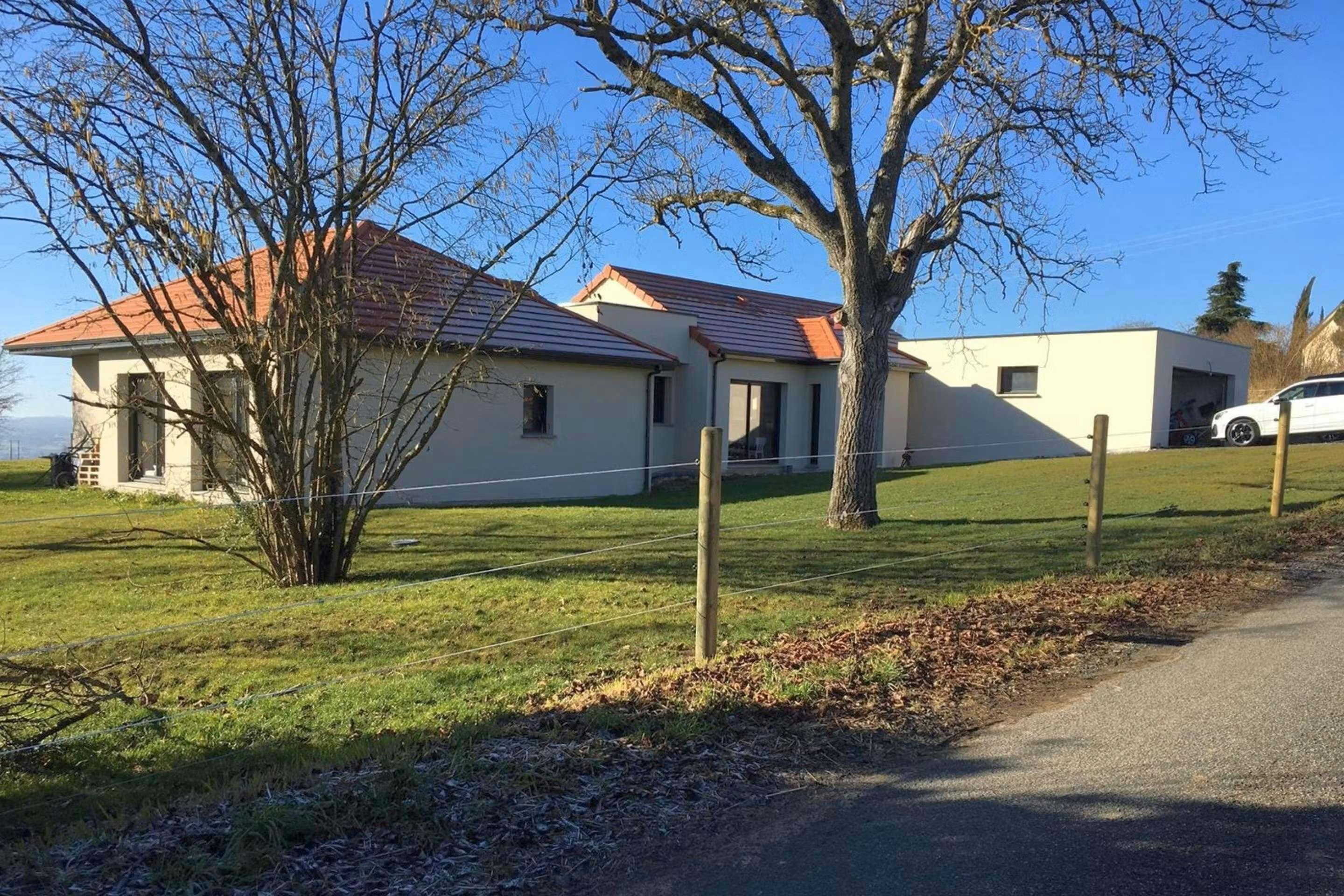 maison contemporaine aux portes de l'Allier composée de différents volumes vue coté garage et entrée