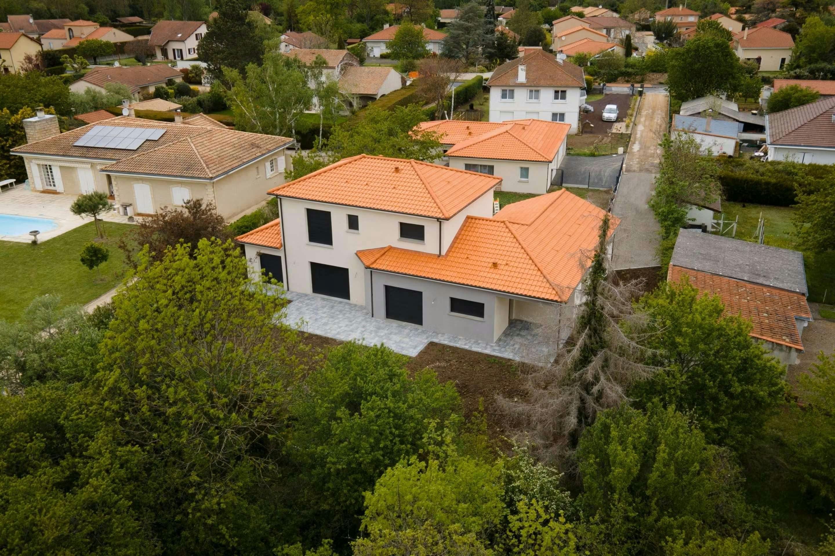 Sur terrain arboré grande villa sur 2 niveaux au cœur du puy de dôme