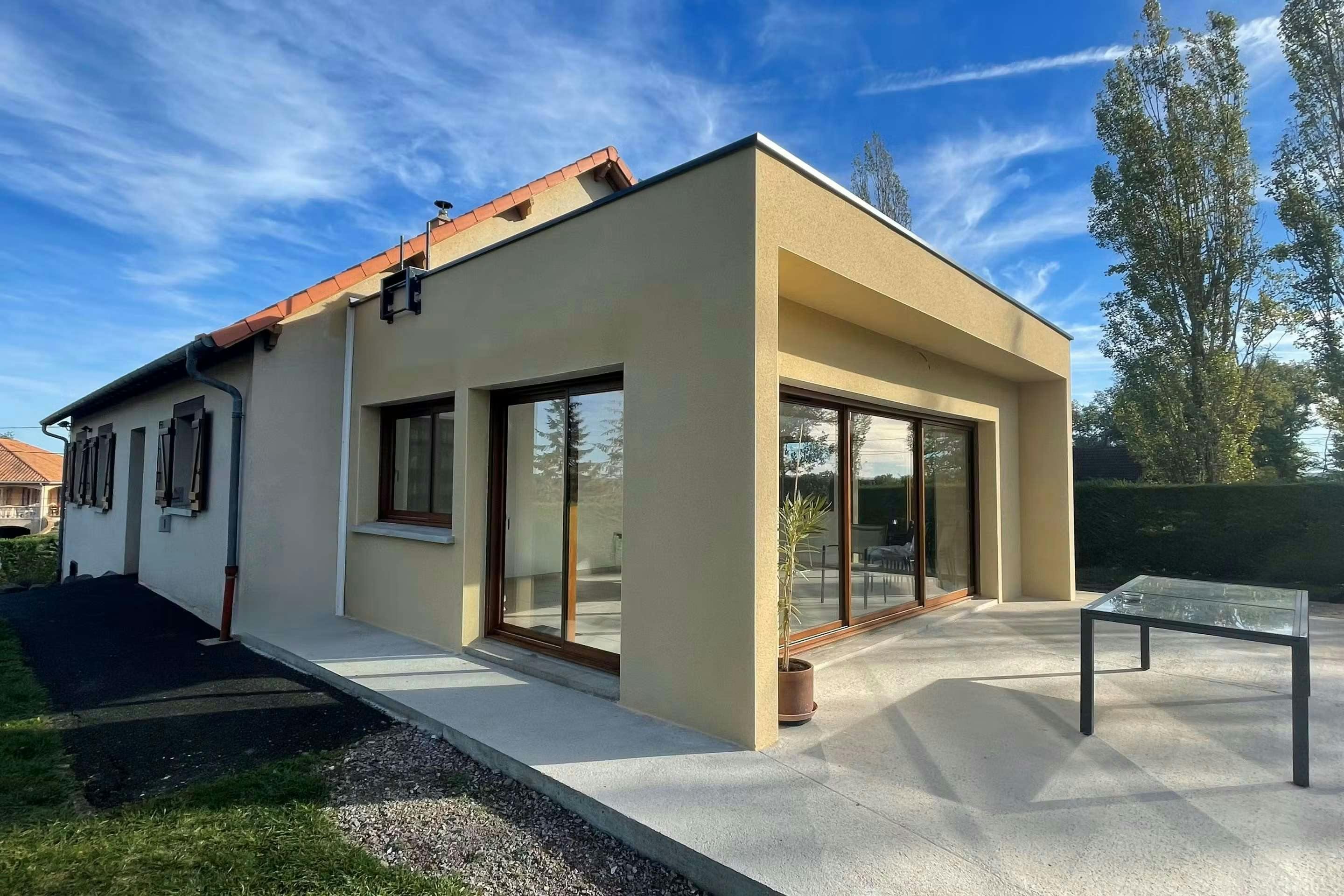 Agrandissement - extension à Domérat - pièce de vie et terrasse vue de face avec  grande baie vitrée