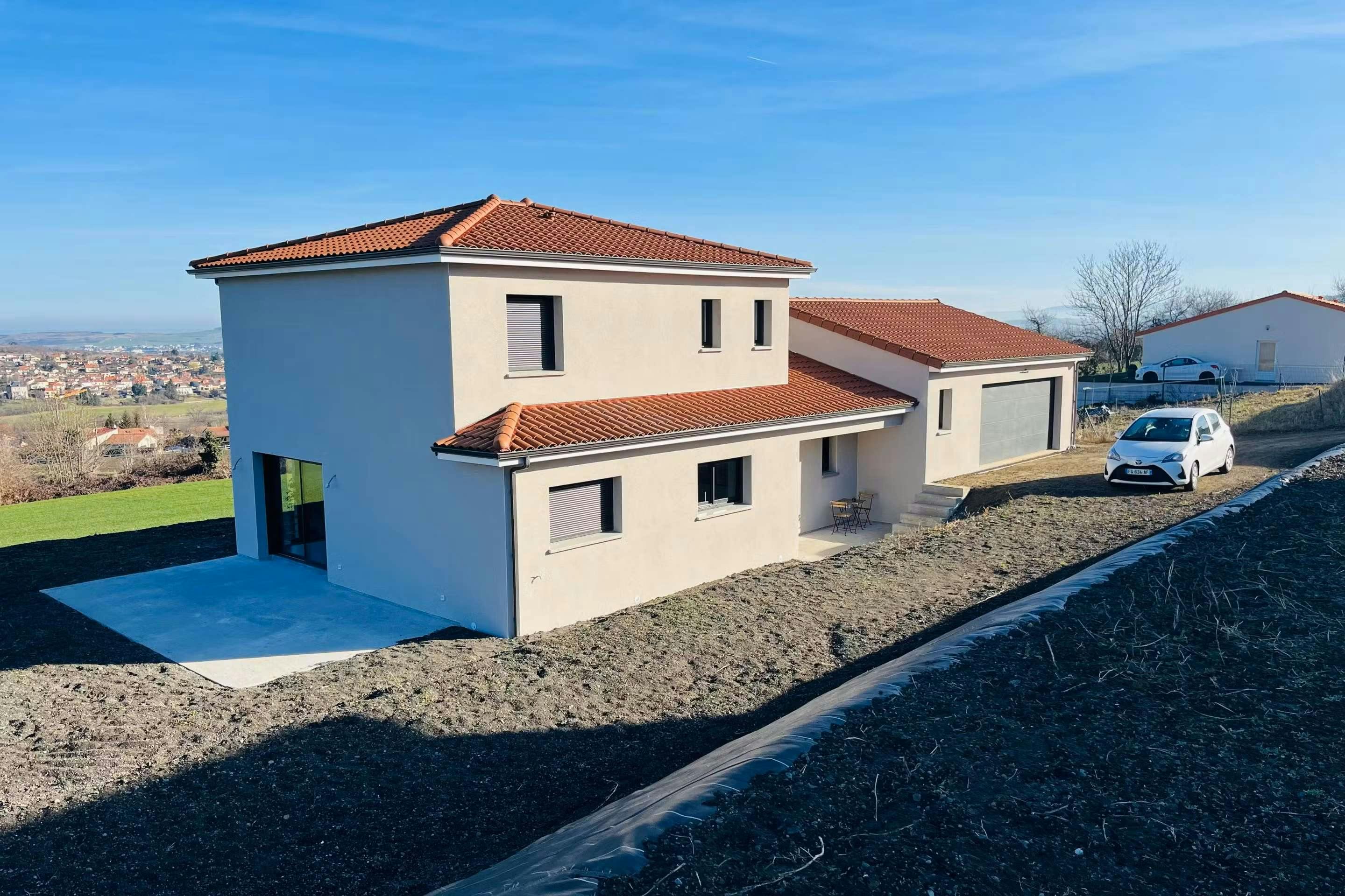 Maison à étage avec vue sur les paysages auvergnats