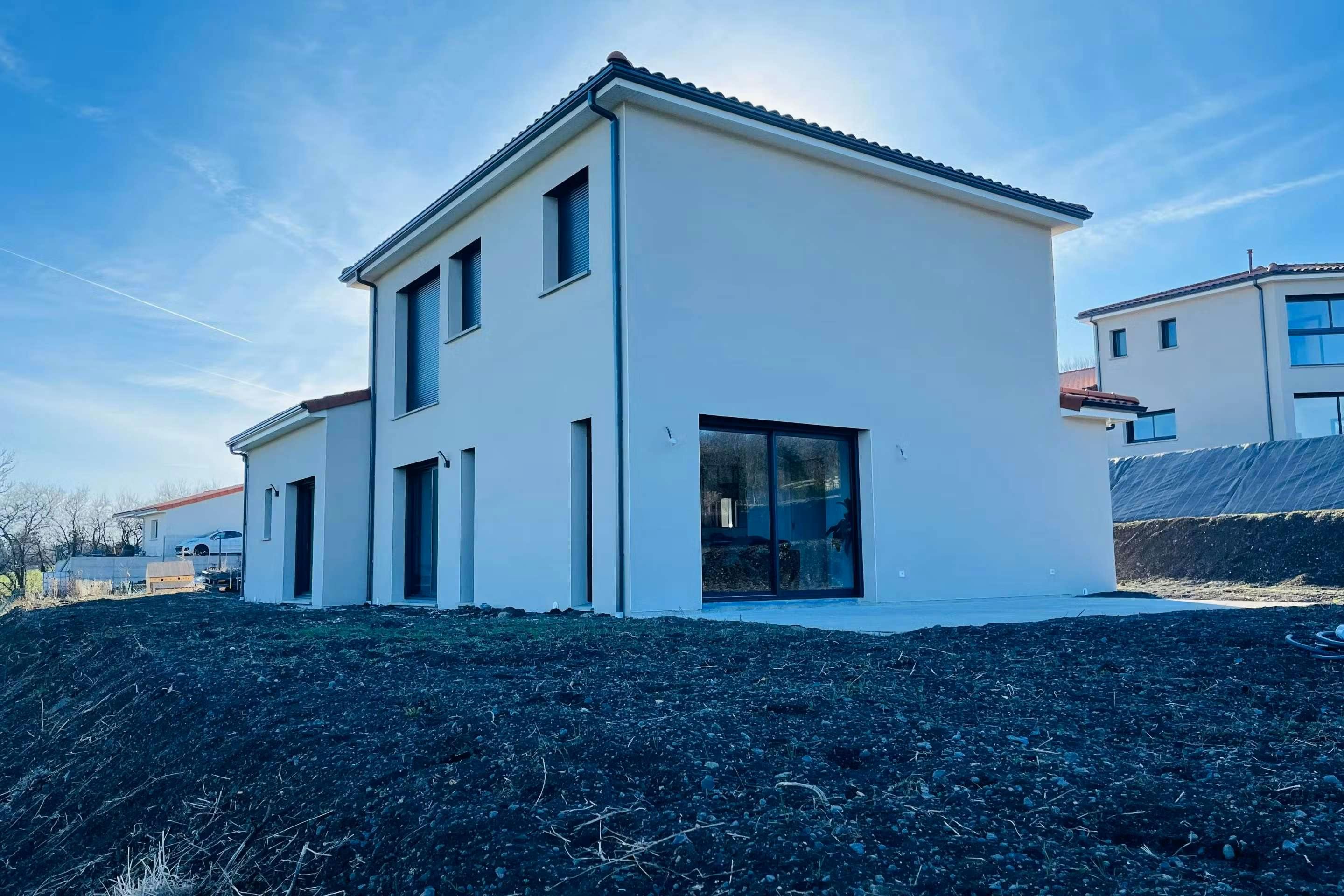 Maison à étage avec vue sur les paysages auvergnats avec terrasse