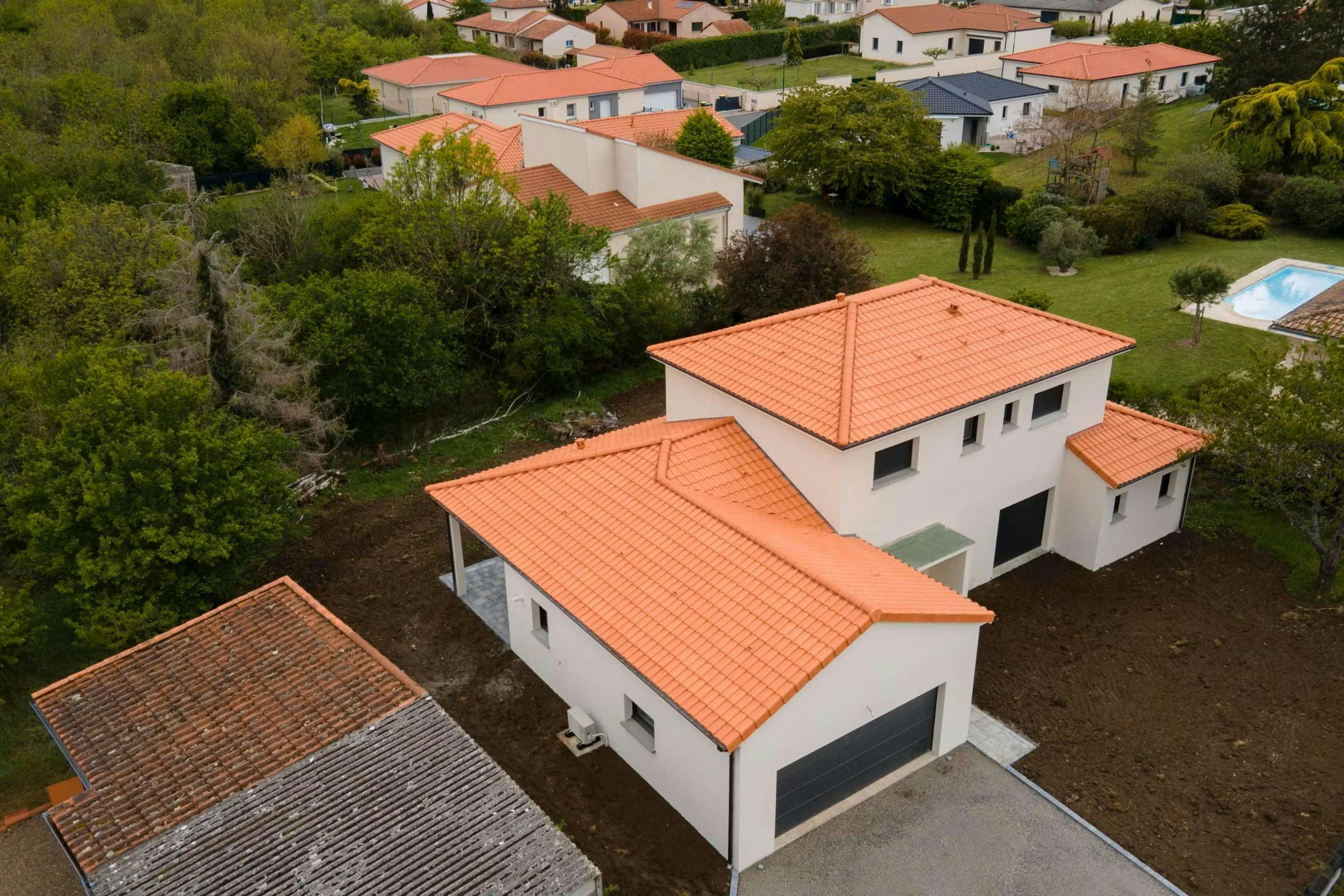 Maison à étage avec toiture en tuiles terre cuite avec vue du dessus