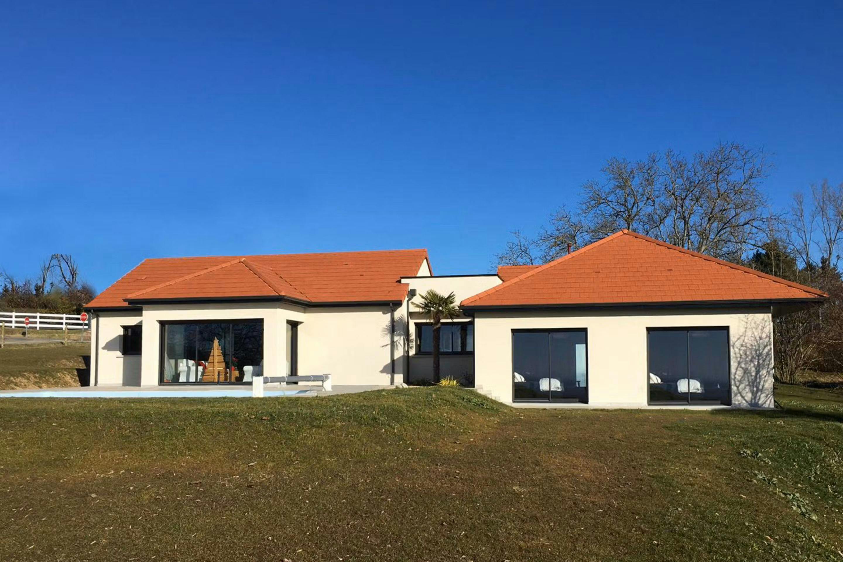 maison contemporaine aux portes de l'Allier composée de différents volumes vue sur la piscine