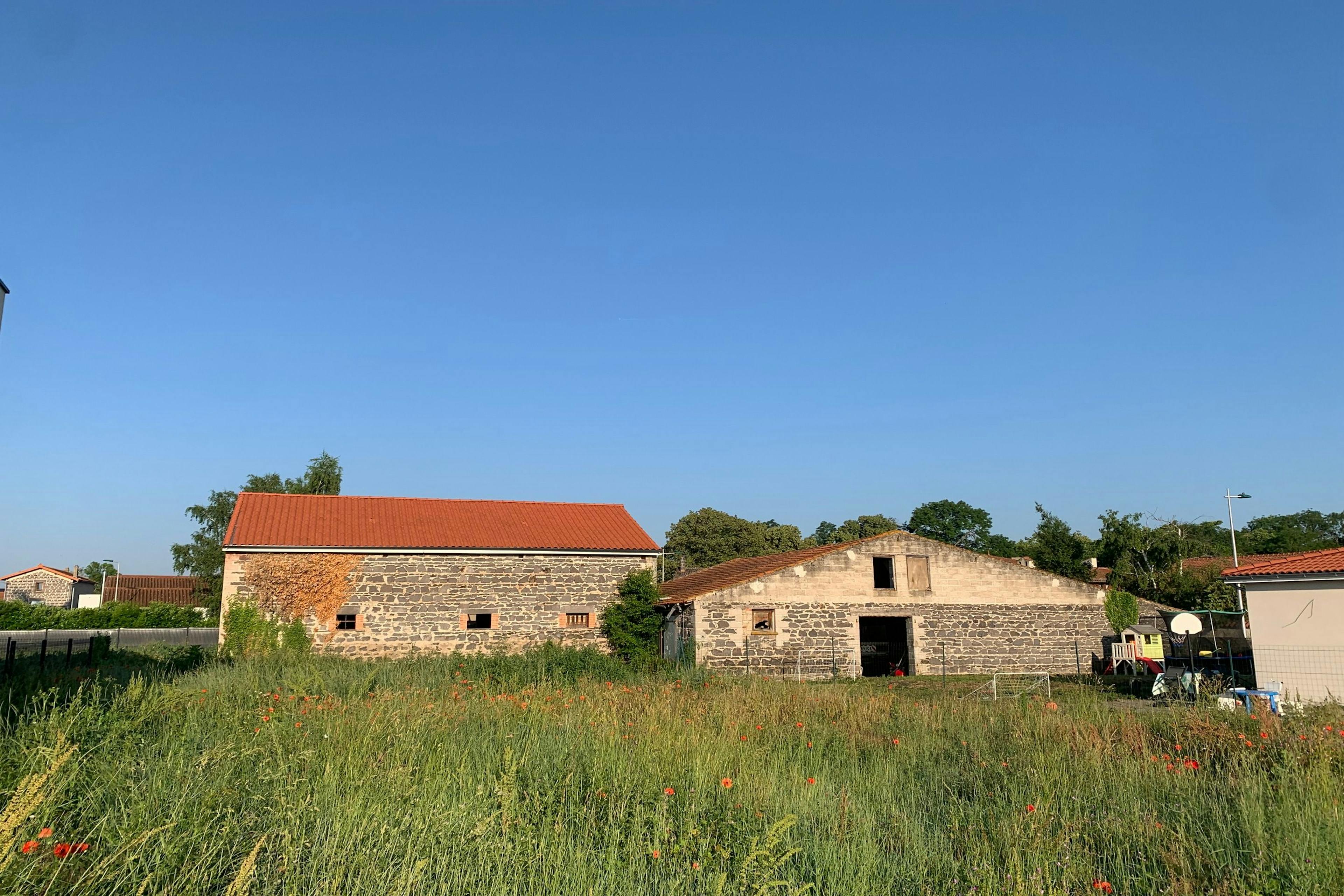 Maitrise et concept vous propose ce magnifique terrain plat quasi plat sur la commune de Chappes de 612m². Il se situe dans un nouveau quartier au calme et proche du centre bourg. Il est vendu viabilisé et borné.