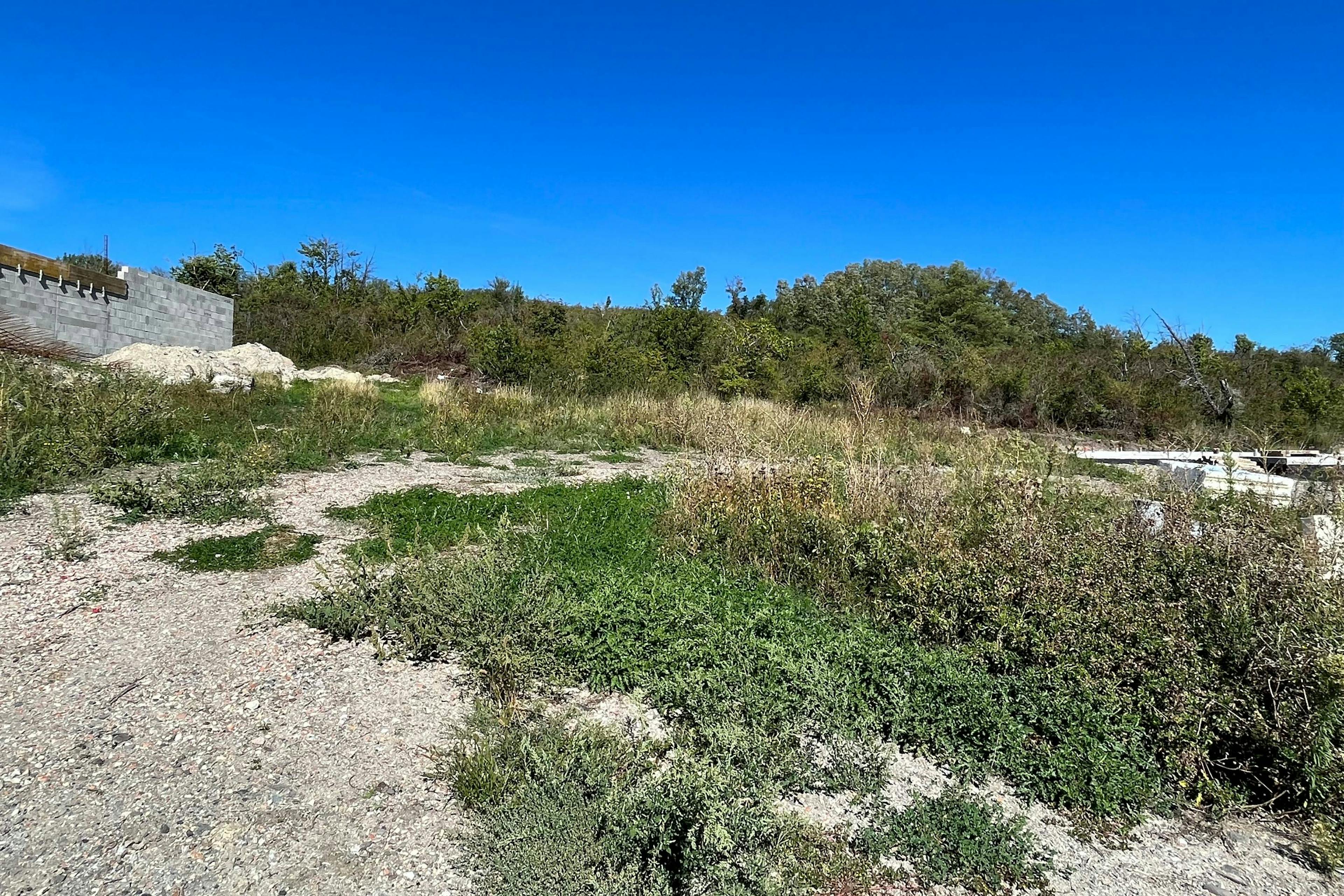 Aubiére ! Terrain à bâtir de 717m² en pente modérée entièrement viabilisé et borné. Quartier calme avec des maisons modernes récente autour. Un projet sur mesure en demi-niveau en toit mix toit tuile/toit terrasse serait idéal sur ce terrain. Prix 175.000€ 