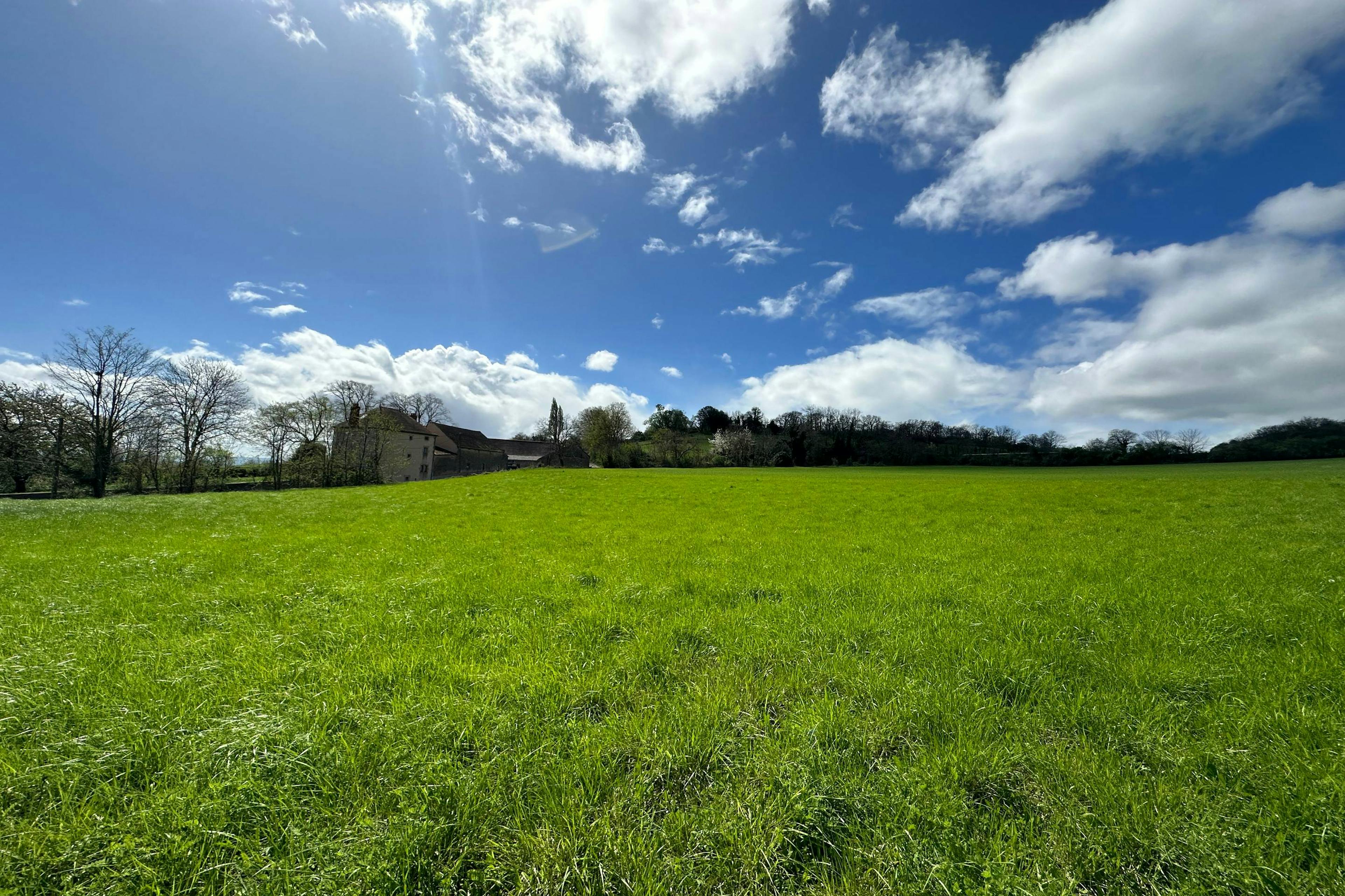 terrain de 4600 m2 à Chaptuzat