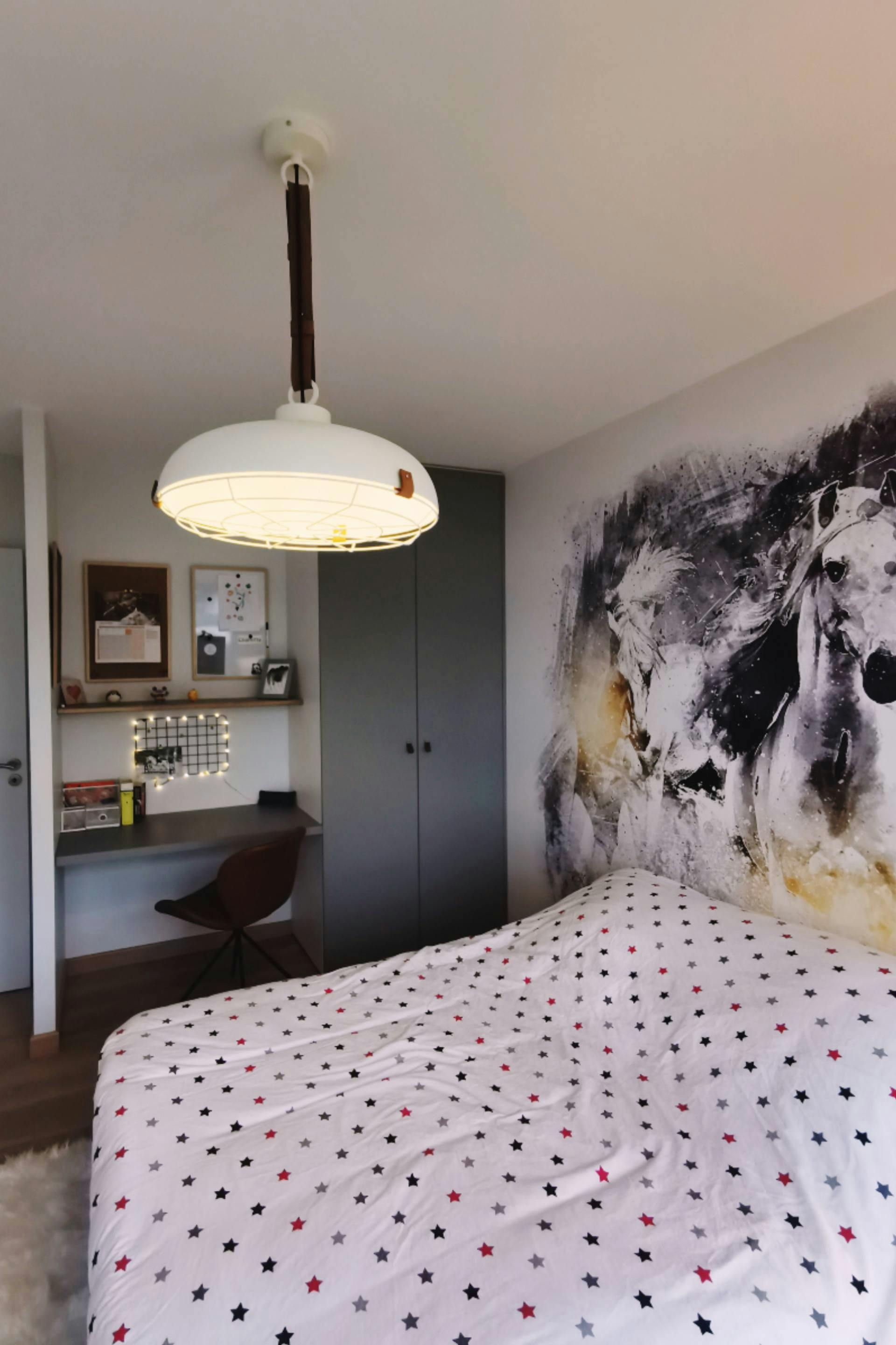 Chambre avec papier peint décoratif