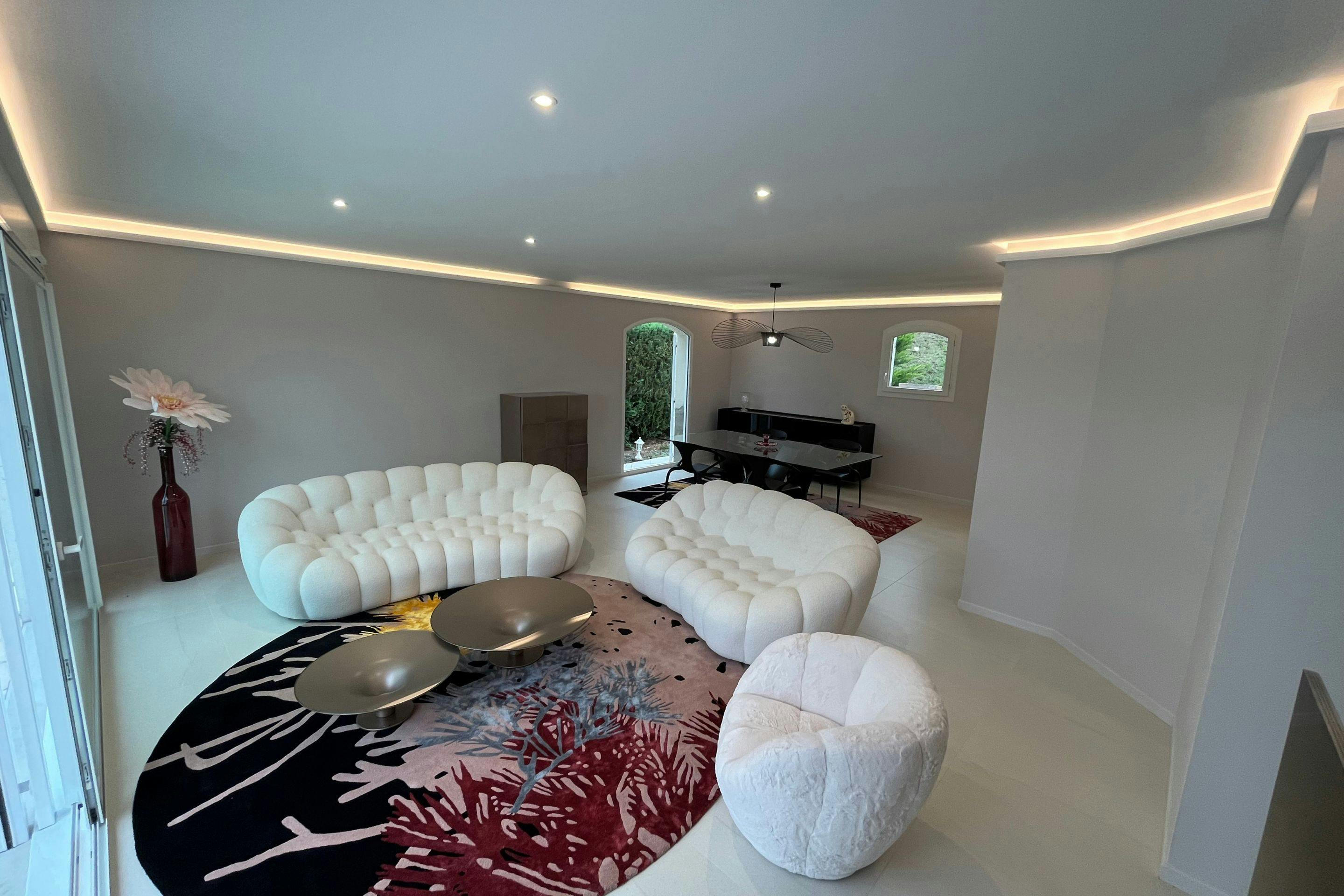 Salon moderne avec luminaire