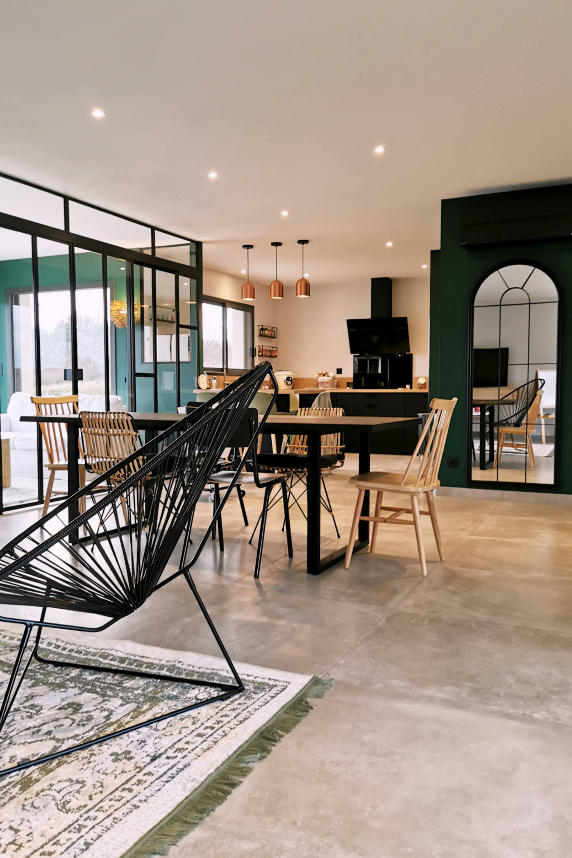 salle à manger entièrement aménagé