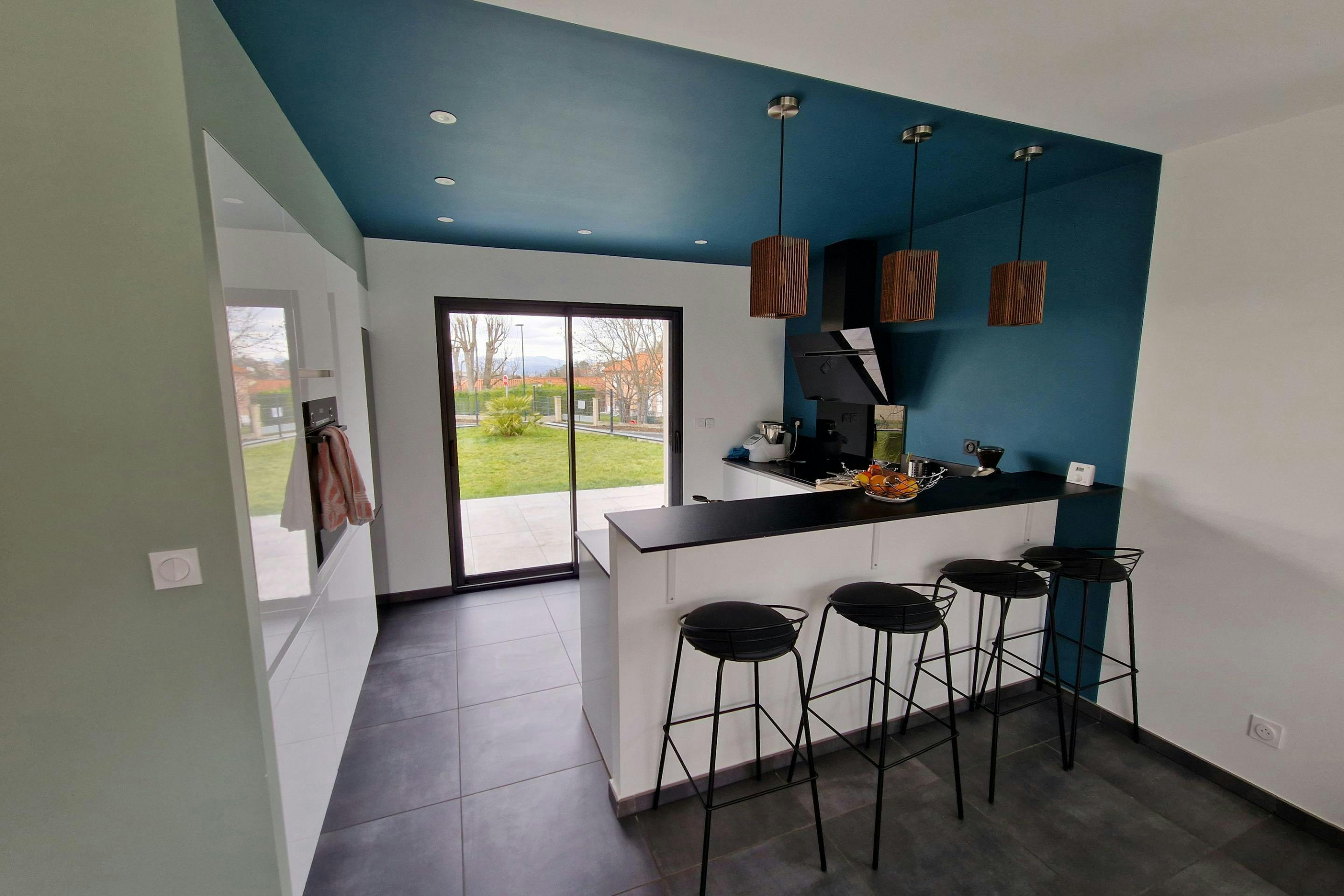 vue de la cuisine dans un maison crée par Maitrise et concept