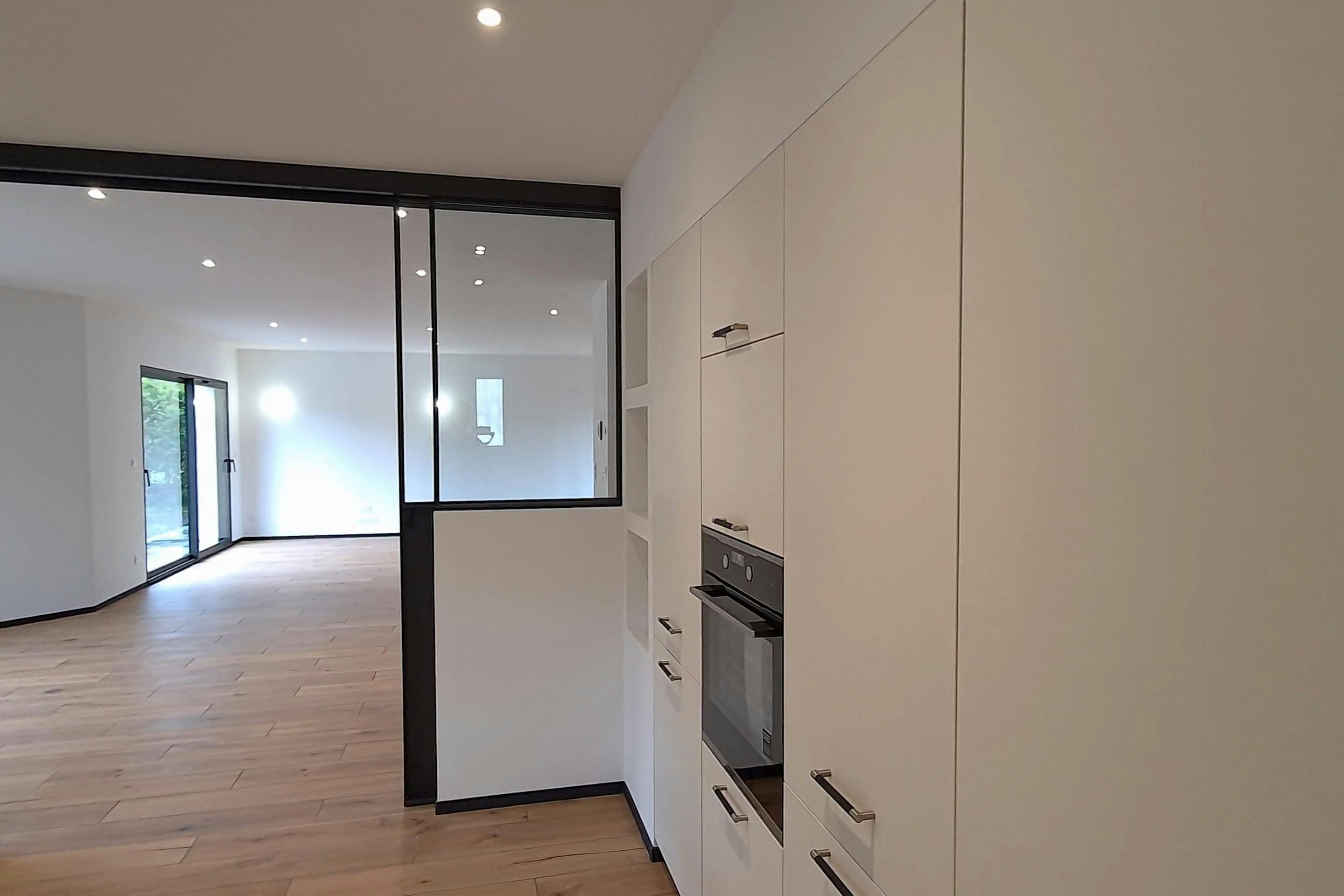 grand espace de vie lumineux dans maison moderne