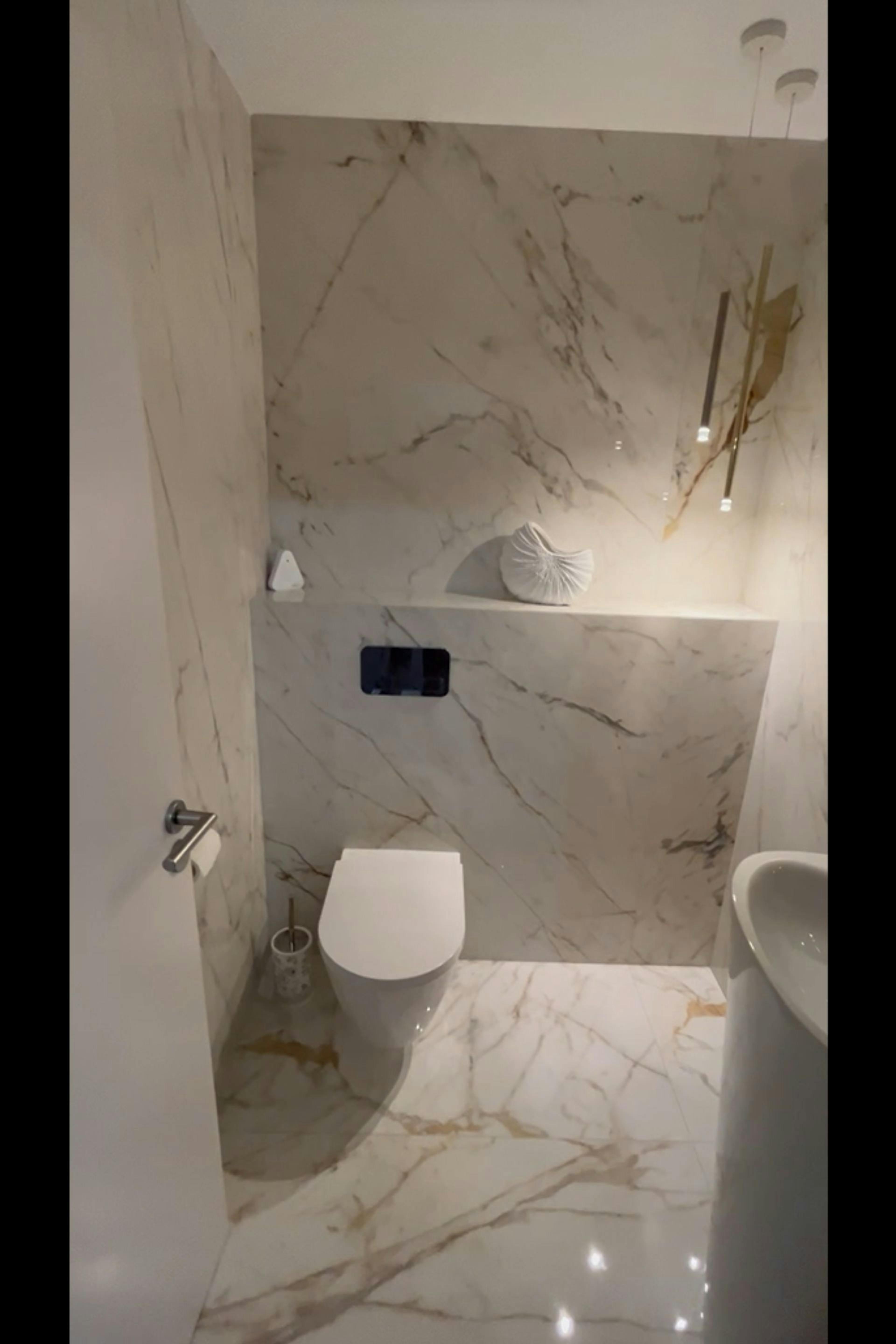 Toilette rénové moderne
