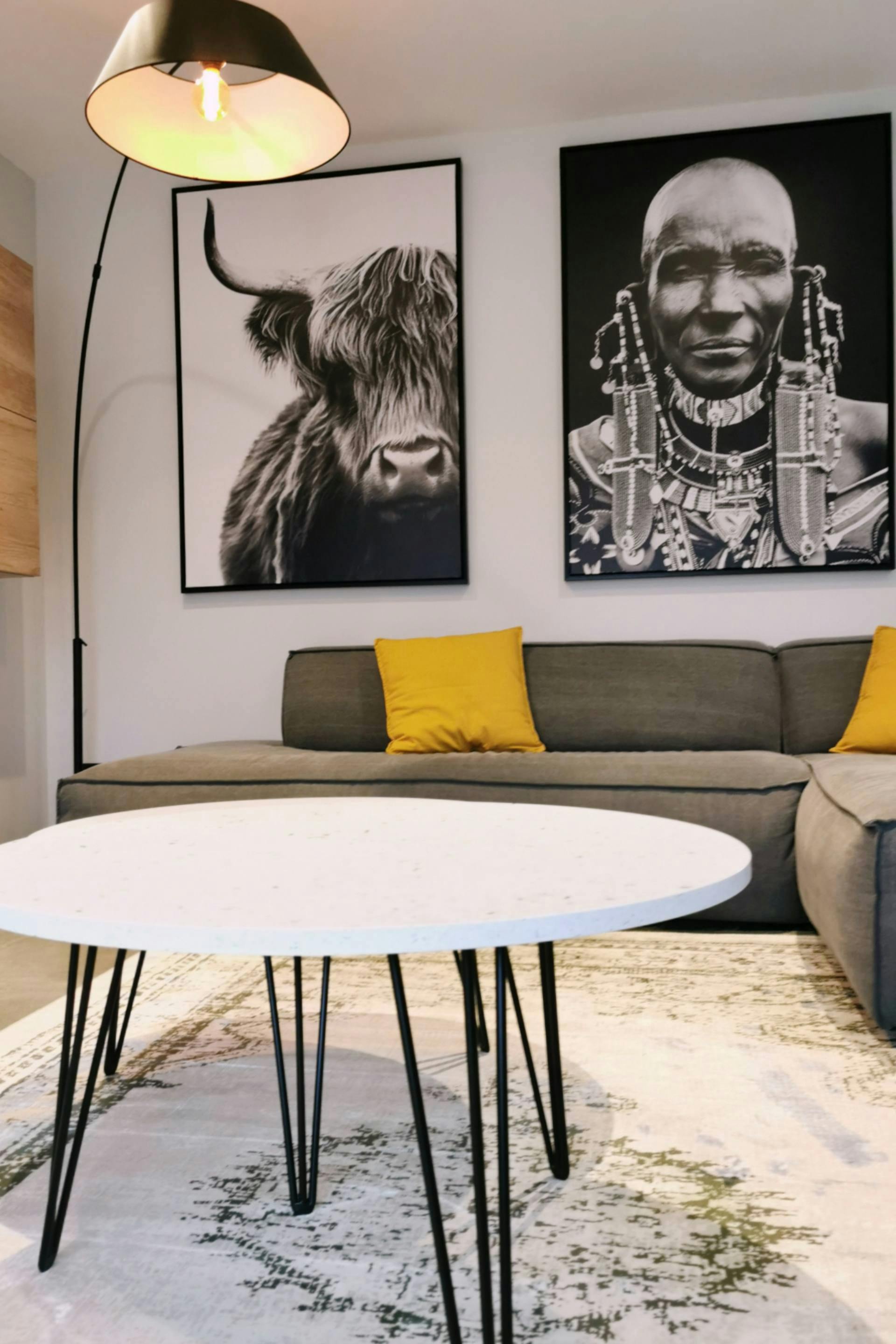 Aménagement intérieur avec décoration et canapé