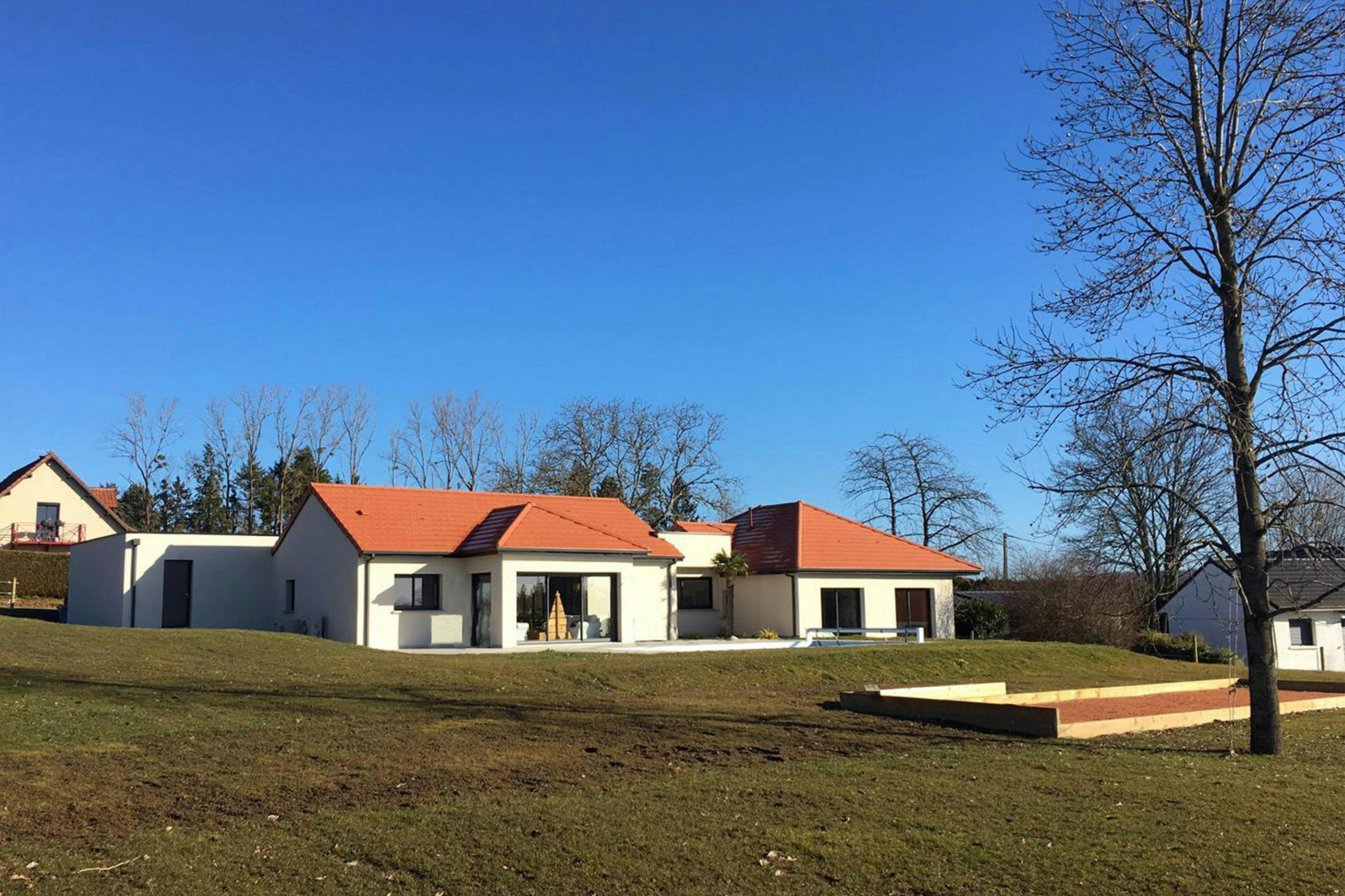 maison contemporaine aux portes de l'Allier composée de différents volumes avec piscine et terrain pétanque